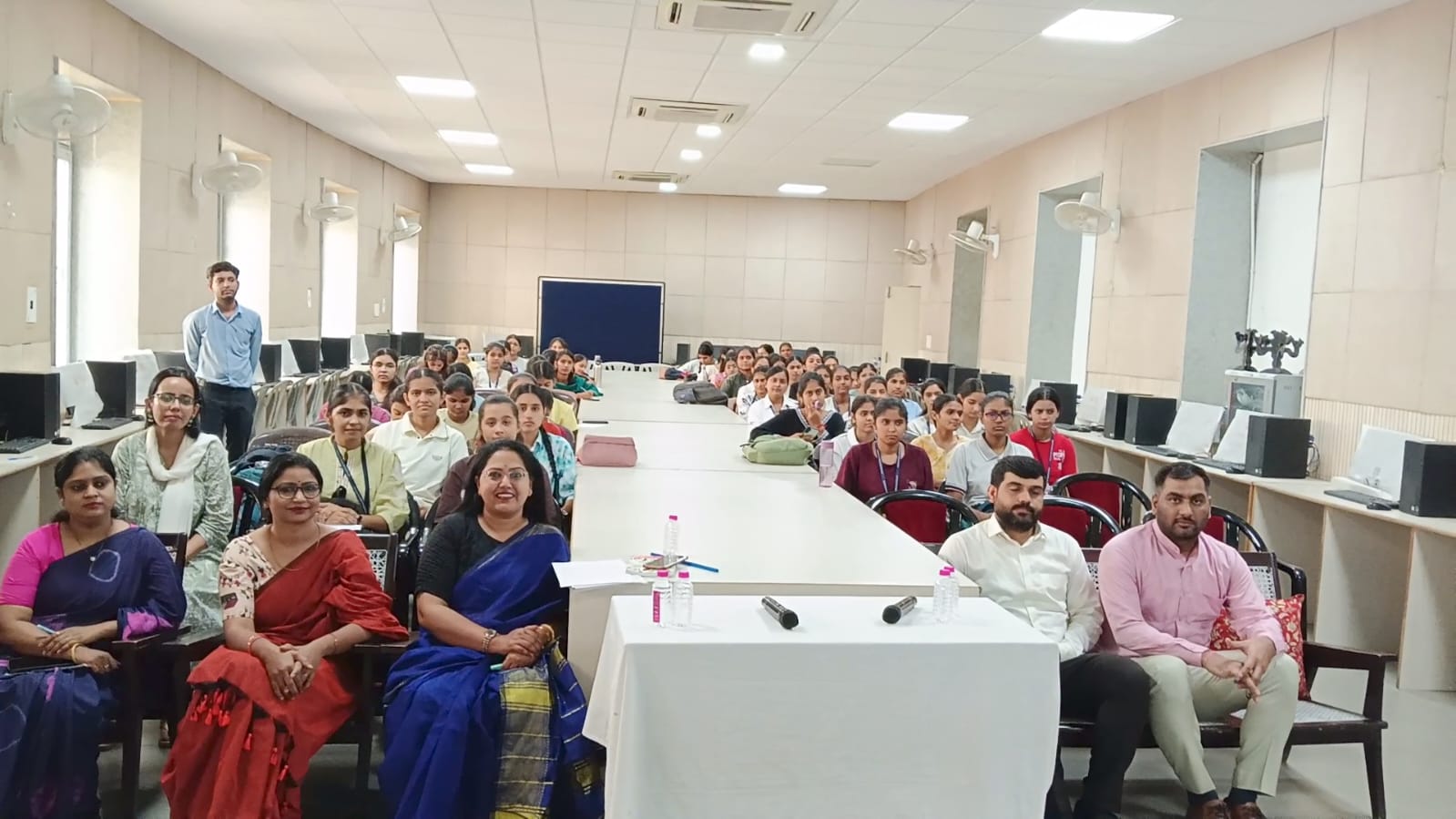 छात्राओं के लिए करियर काउंसलिंग सत्र का आयोजन किया