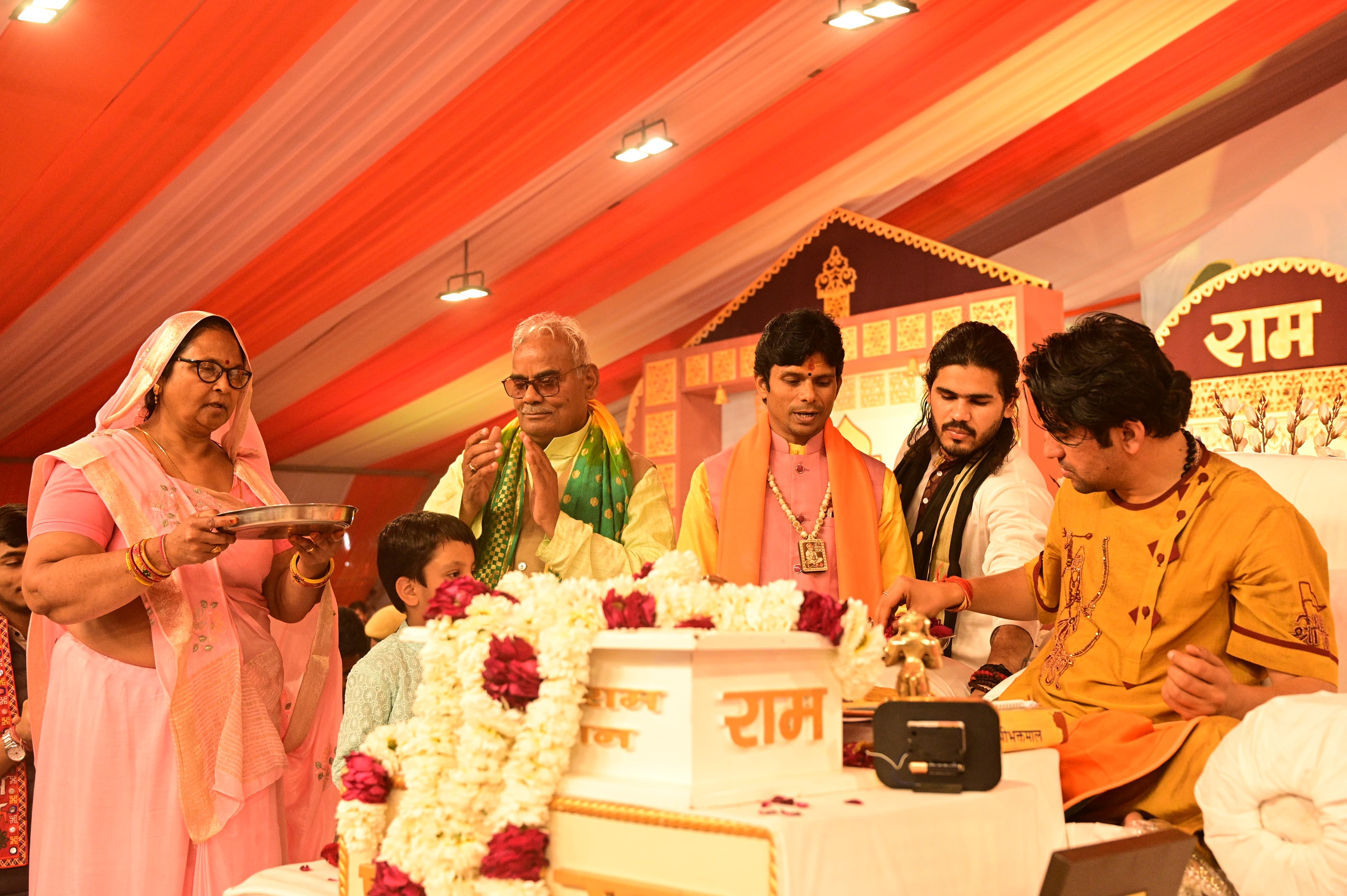 योग गुरु बाबा रामदेव और आचार्य धीरेंद्र शास्त्री पहली बार आए एक मंच पर