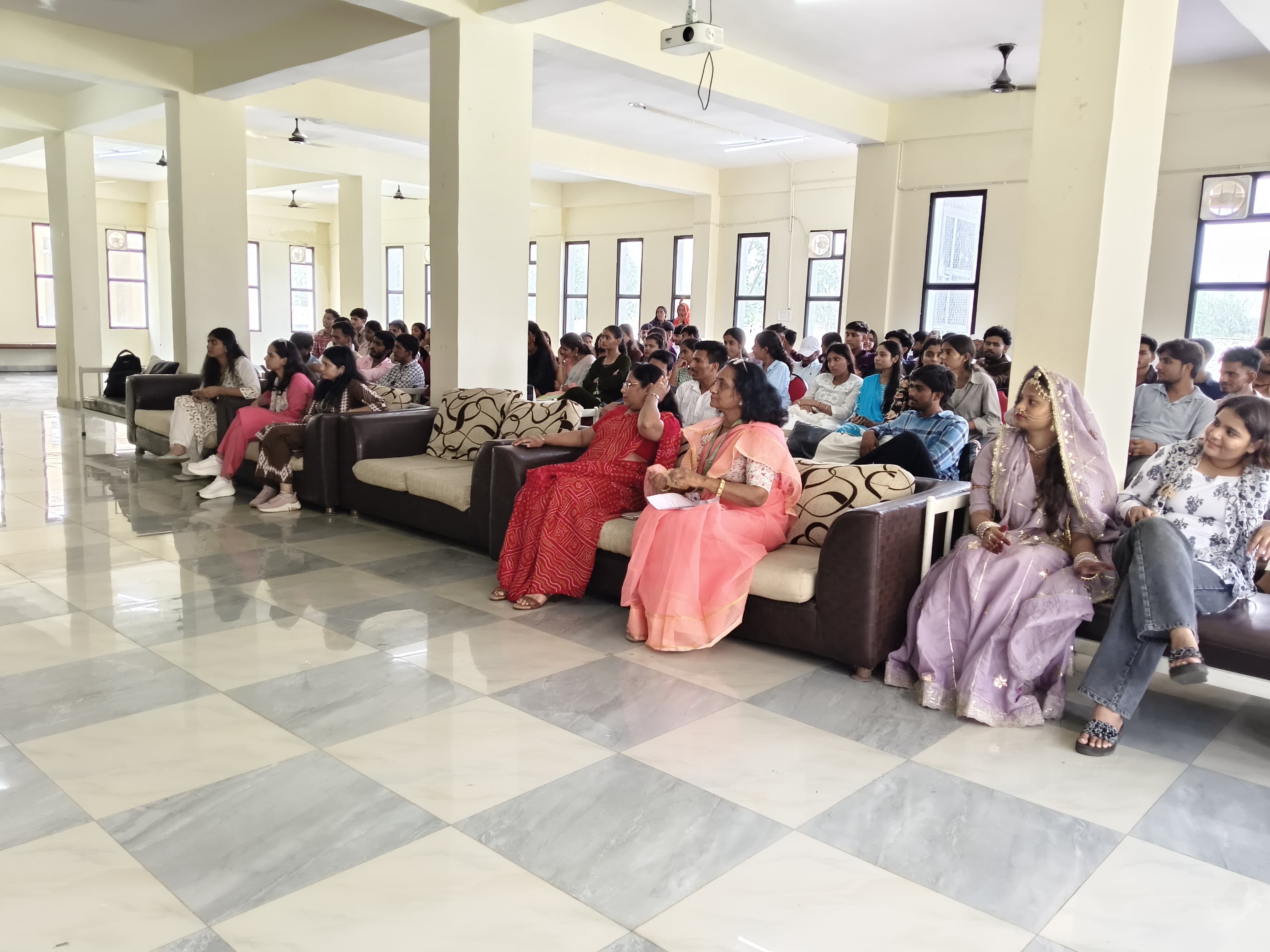 यूनिवर्सिटी ऑफ टेक्नोलॉजी में उत्साह एवं उमंग के साथ आयोजित हुआ नवागंतुक स्वागत समारोह