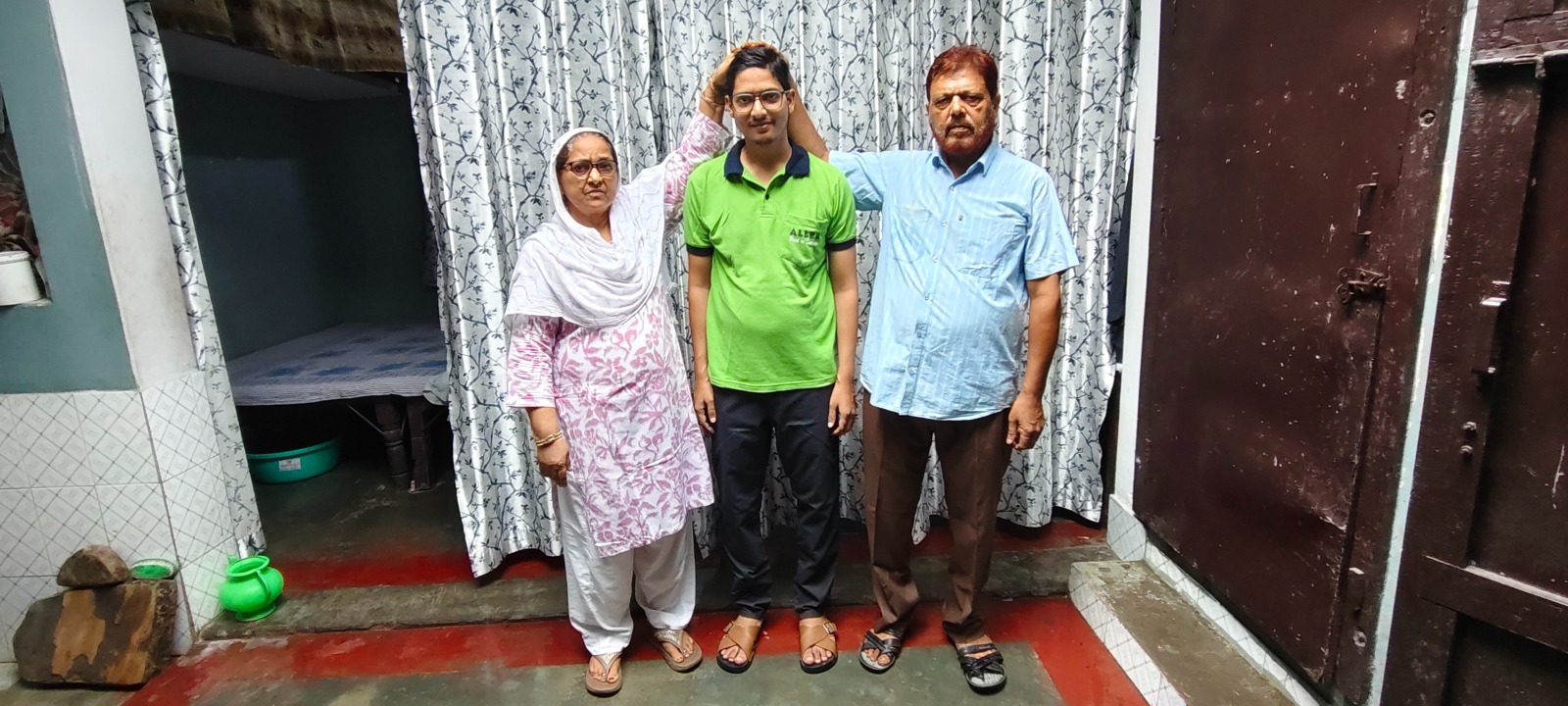 कोटा गए दोस्तों के नोट्स से पढ़ा, फिर कोटा कोचिंग के लिए आलू बेचे, अब बरेली का अल्ताफ बनेगा डाॅक्टर