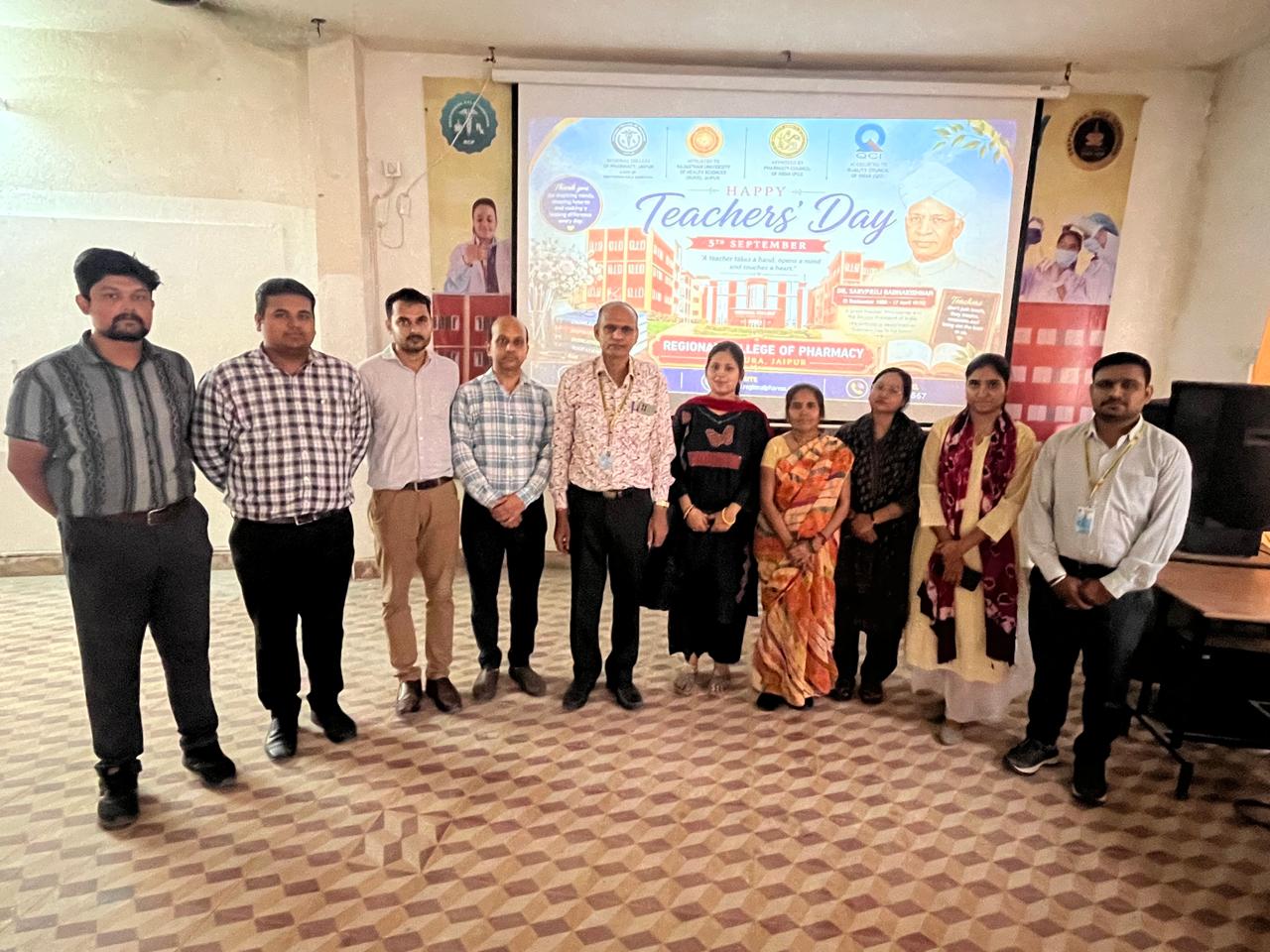 गुरुजनों के सम्मान में सजा रीजनल कॉलेज ऑफ फार्मेसी” — शिक्षक दिवस पर विद्यार्थियों ने व्यक्त किया आभार