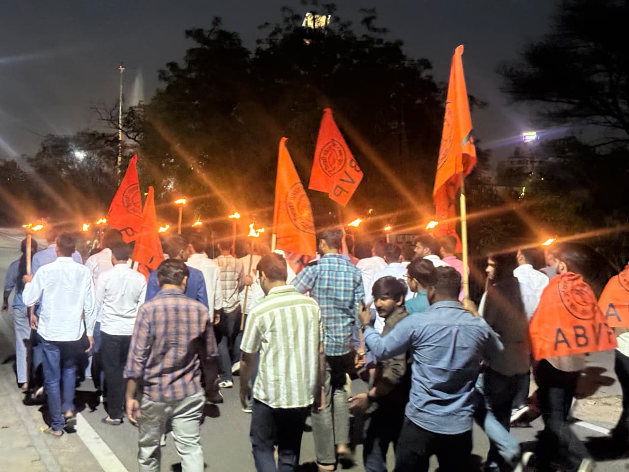 संविधान की गूँज और मशालों की रोशनी से जगमगाया राजस्थान विश्वविद्यालय