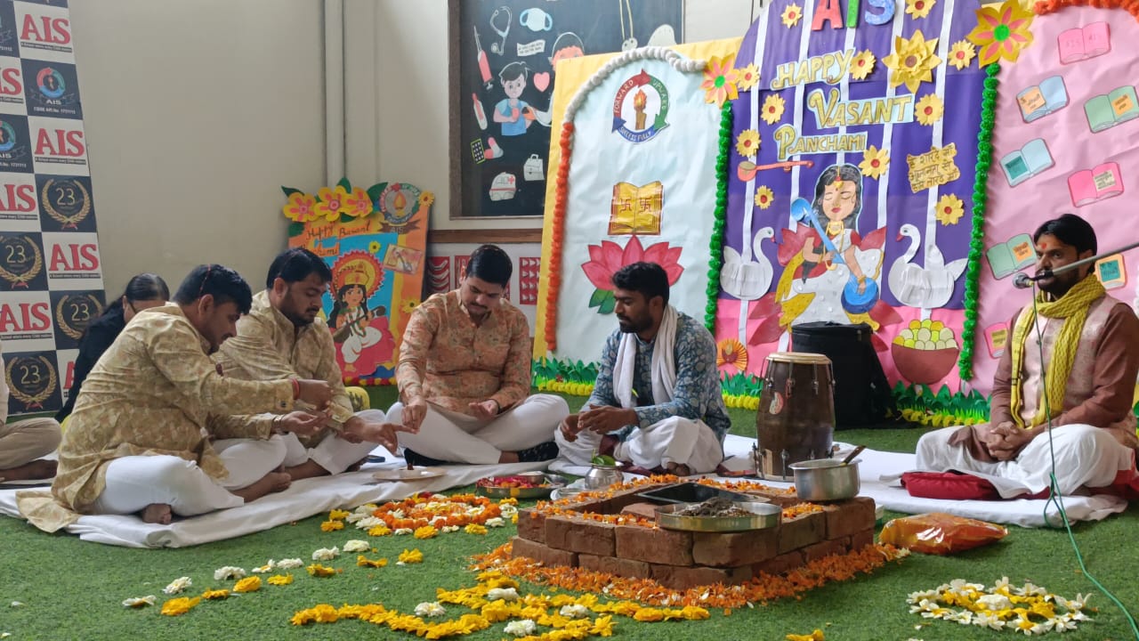 एआईएस स्कूल में बसंत पंचमी का विशेष कार्यक्रम आयोजित
