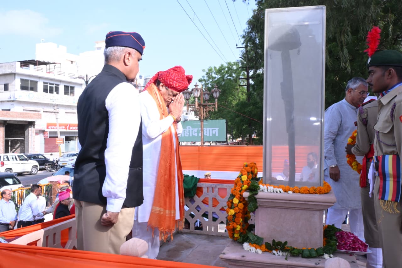 कैबिनेट मंत्री जोराराम कुमावत ने ध्वजारोहण कर 99 प्रतिभाओं को किया सम्मानित