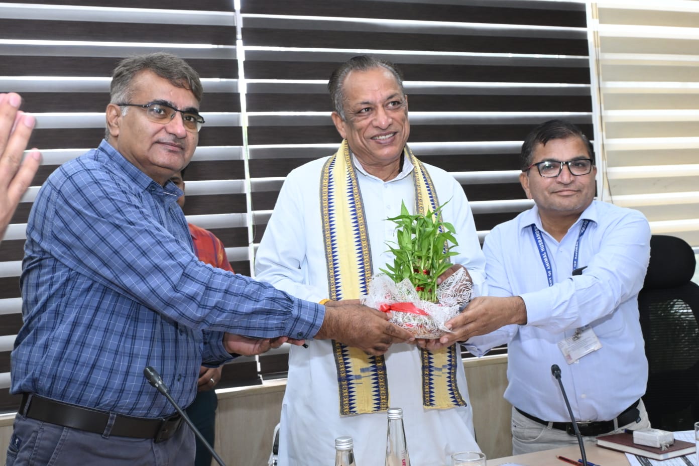 पशुपालकों के कल्याण और दुग्ध उत्पादन को बढ़ाने के लिए राज्य सरकार की महत्वाकांक्षी योजनाओं की प्रगति की बारीकी से समीक्षा की