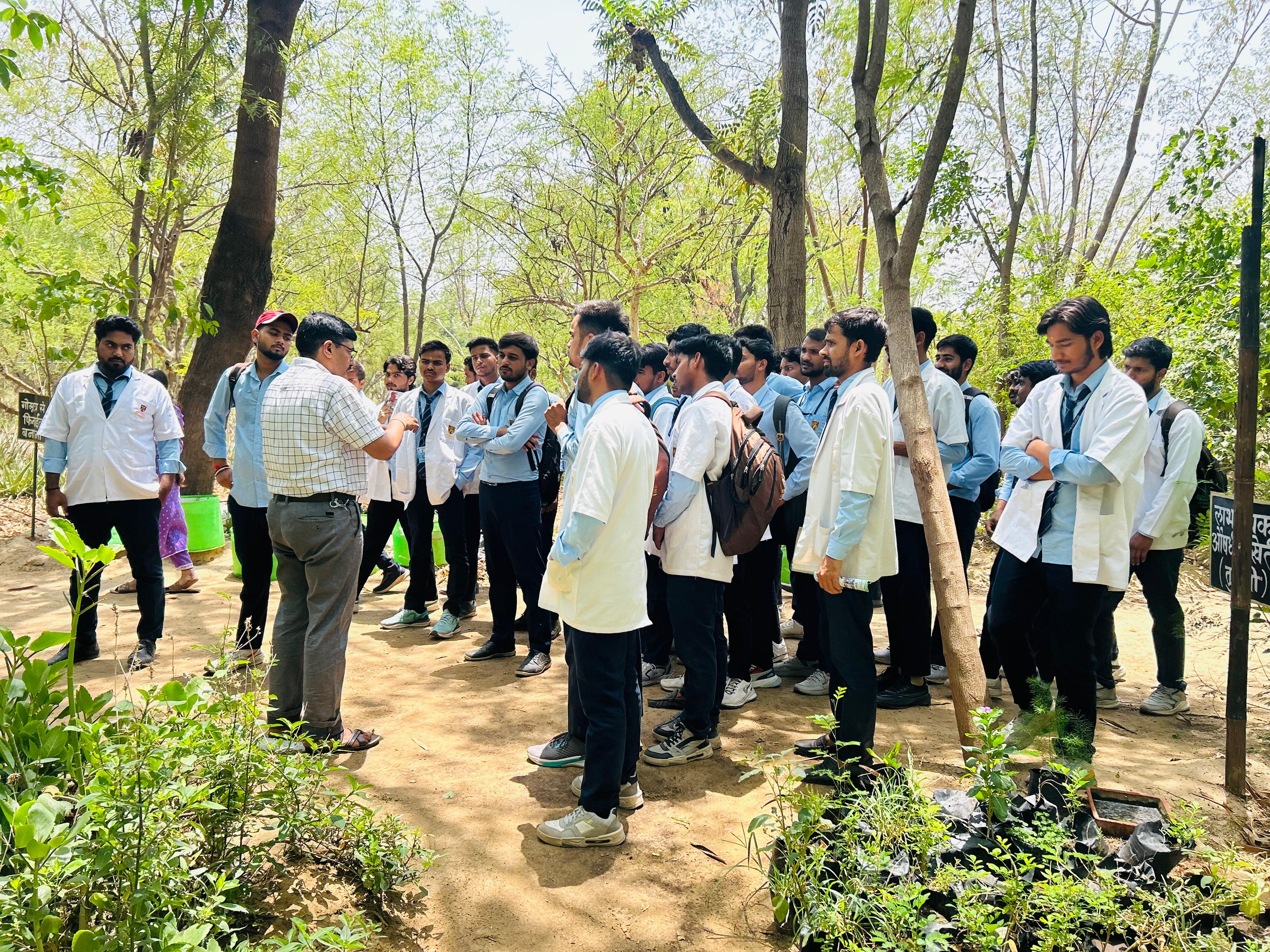 किताबों से खेतों तक: रीजनल कॉलेज ऑफ फार्मेसी के विद्यार्थियों ने जाना औषधीय पौधों और जैविक खेती का विज्ञान”