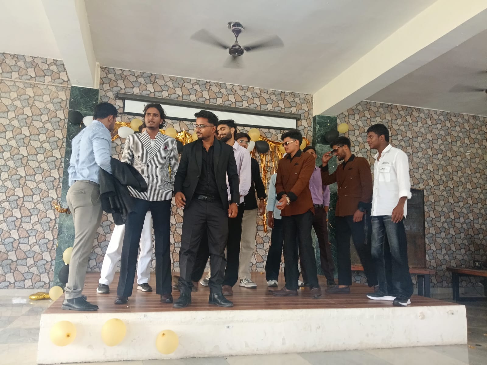 यूनिवर्सिटी ऑफ टेक्नोलॉजी में उत्साह एवं उमंग के साथ आयोजित हुआ नवागंतुक स्वागत समारोह