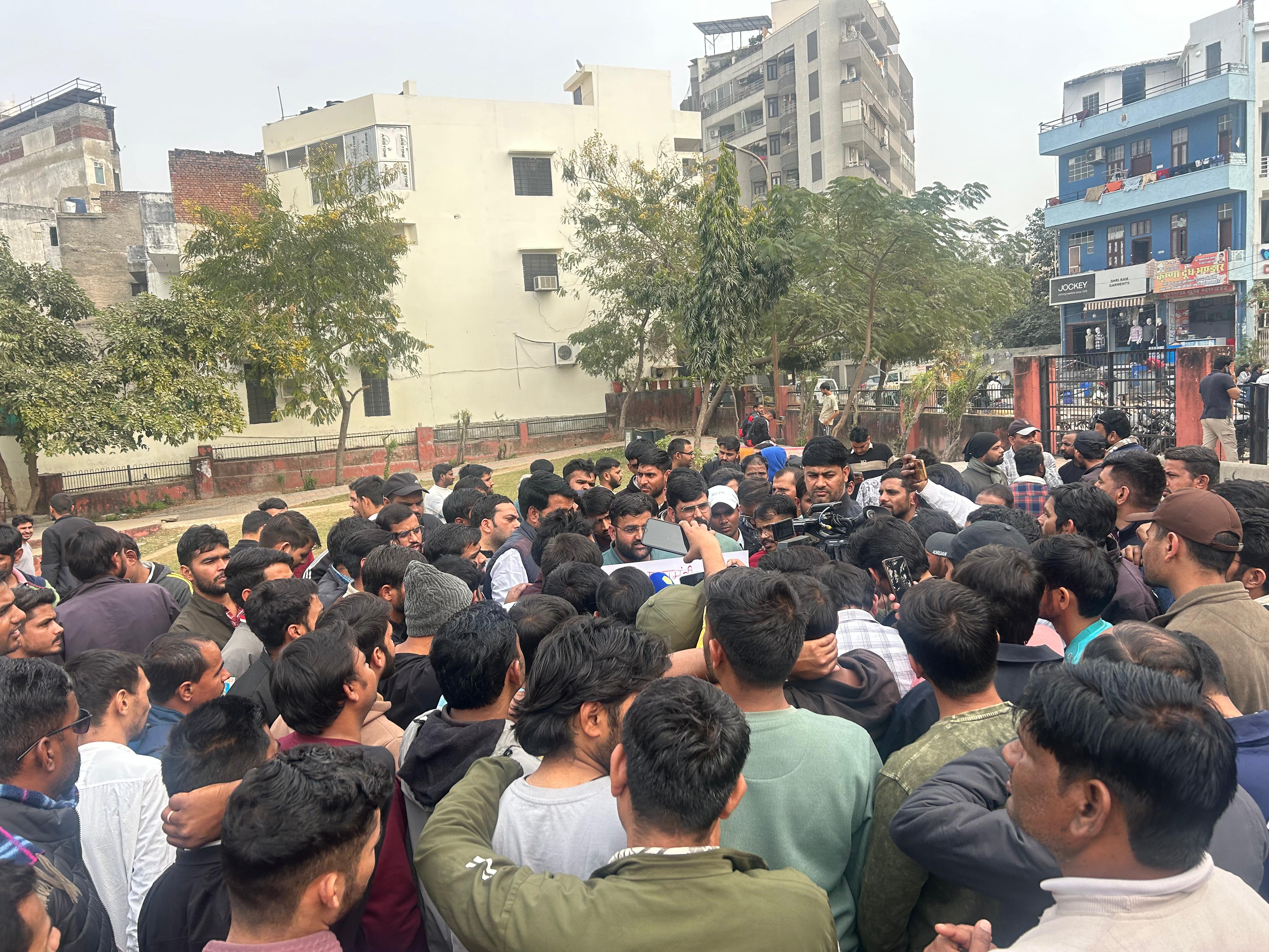 चतुर्थ श्रेणी कर्मचारी भर्ती में पद बढ़ाने की माँग को लेकर राजस्थान बेरोजगार यूनियन का आंदोलन तेज, मुख्यमंत्री के नाम खून से लिखा पत्र