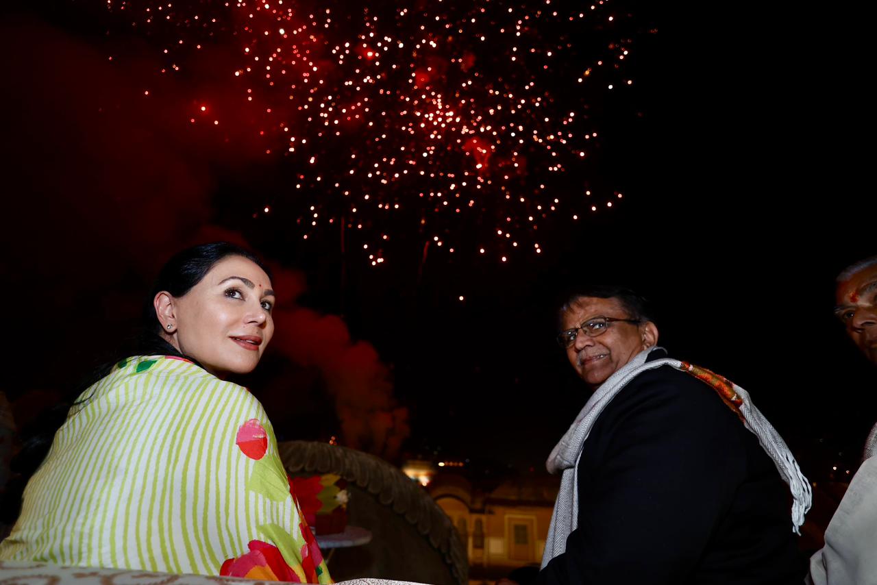 उपमुख्यमंत्री दिया कुमारी की उपस्थिति में पतंग उत्सव के दूसरे चरण में हुई भव्य आतिशबाजी और आसमान में जगमगाई उड़ती हुई लालटेन