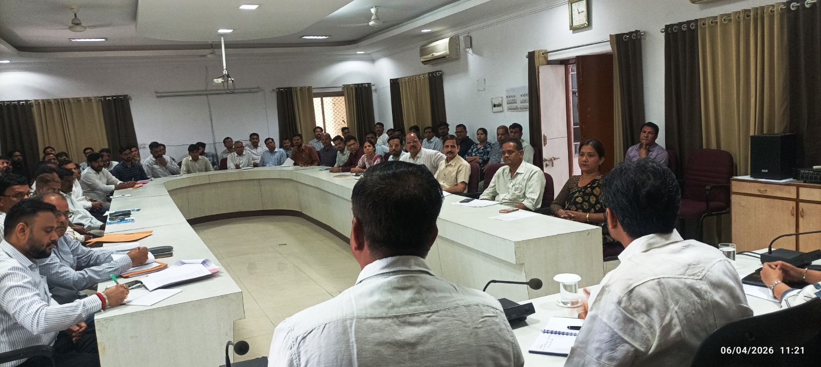 आबकारी आयुक्त ने ली समीक्षा बैठक, कार्य का समयबद्ध निस्तारण के दिए निर्देश