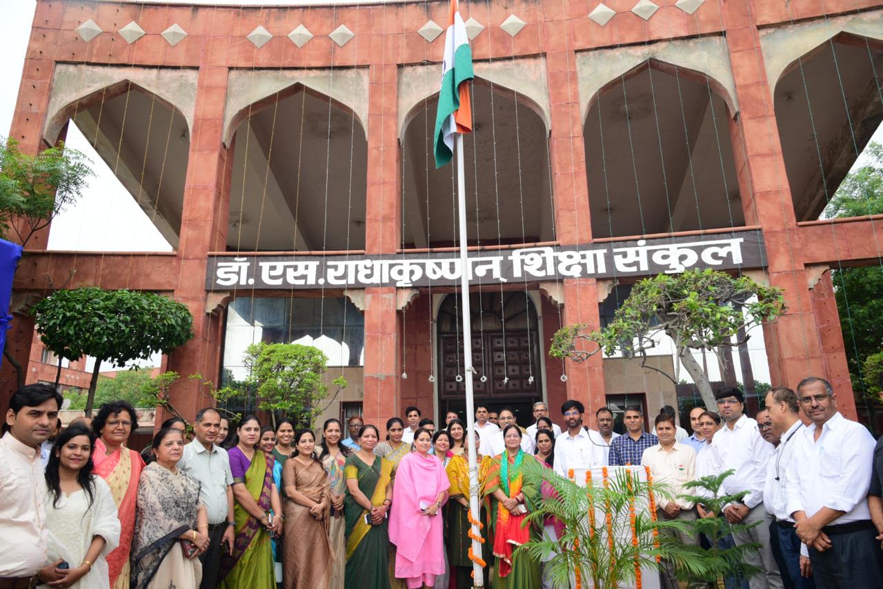 शिक्षा संकुल में राज्य परियोजना निदेशक श्रीमती रश्मि शर्मा ने किया ध्वजारोहण