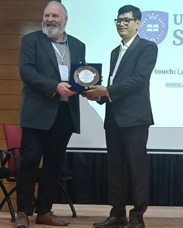 डॉ. पी. आर. मीणा को “लाइब्रेरी प्रबंधन में उत्कृष्टता पुरस्कार” से सम्मानित