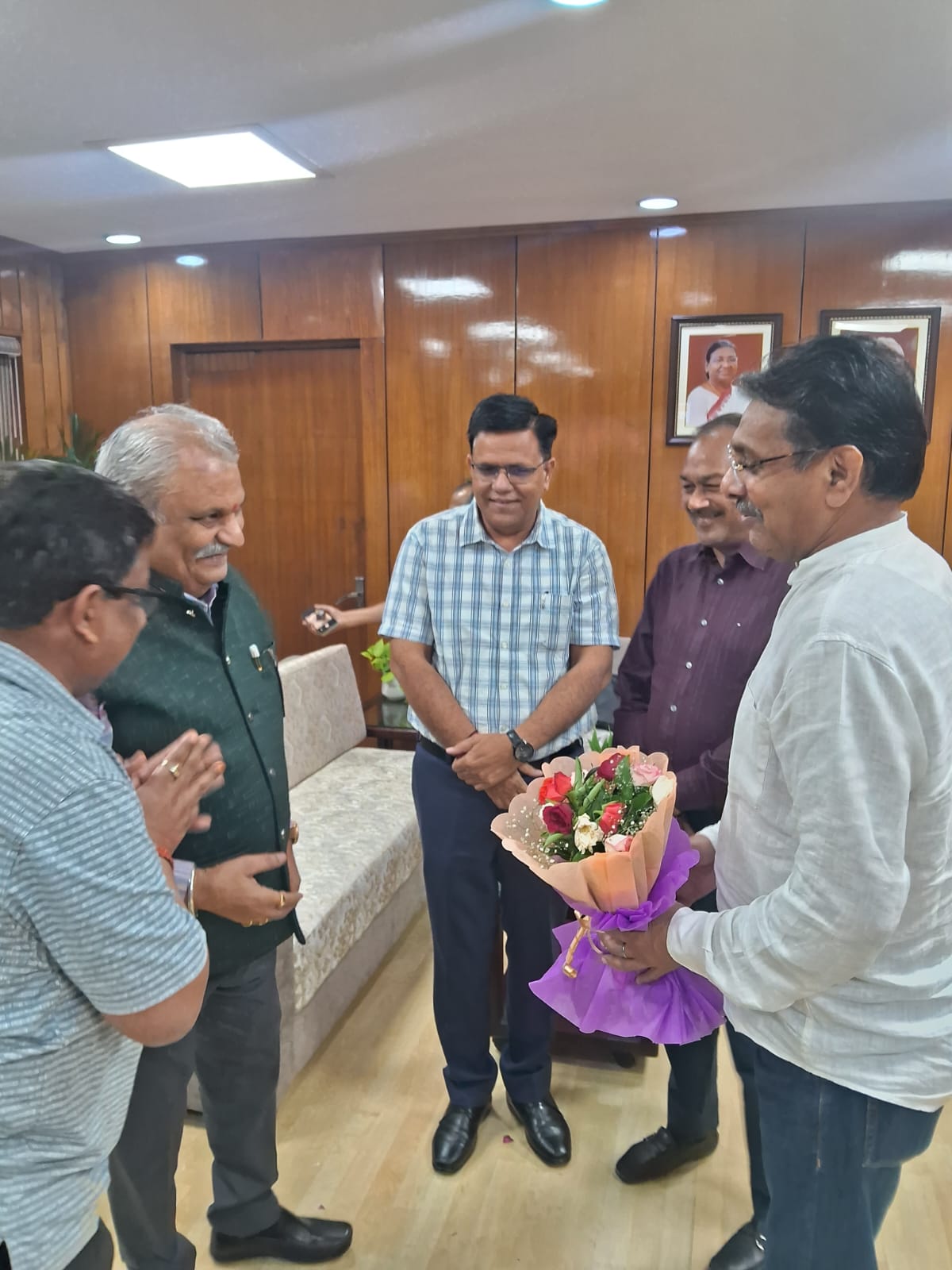 श्री अग्रवाल शिक्षा समिति के पदाधिकारियों के साथ राजस्थान विश्वविद्यालय के नवनियुक्त कुलगुरु से मुलाकात कर बधाई प्रेषित की
