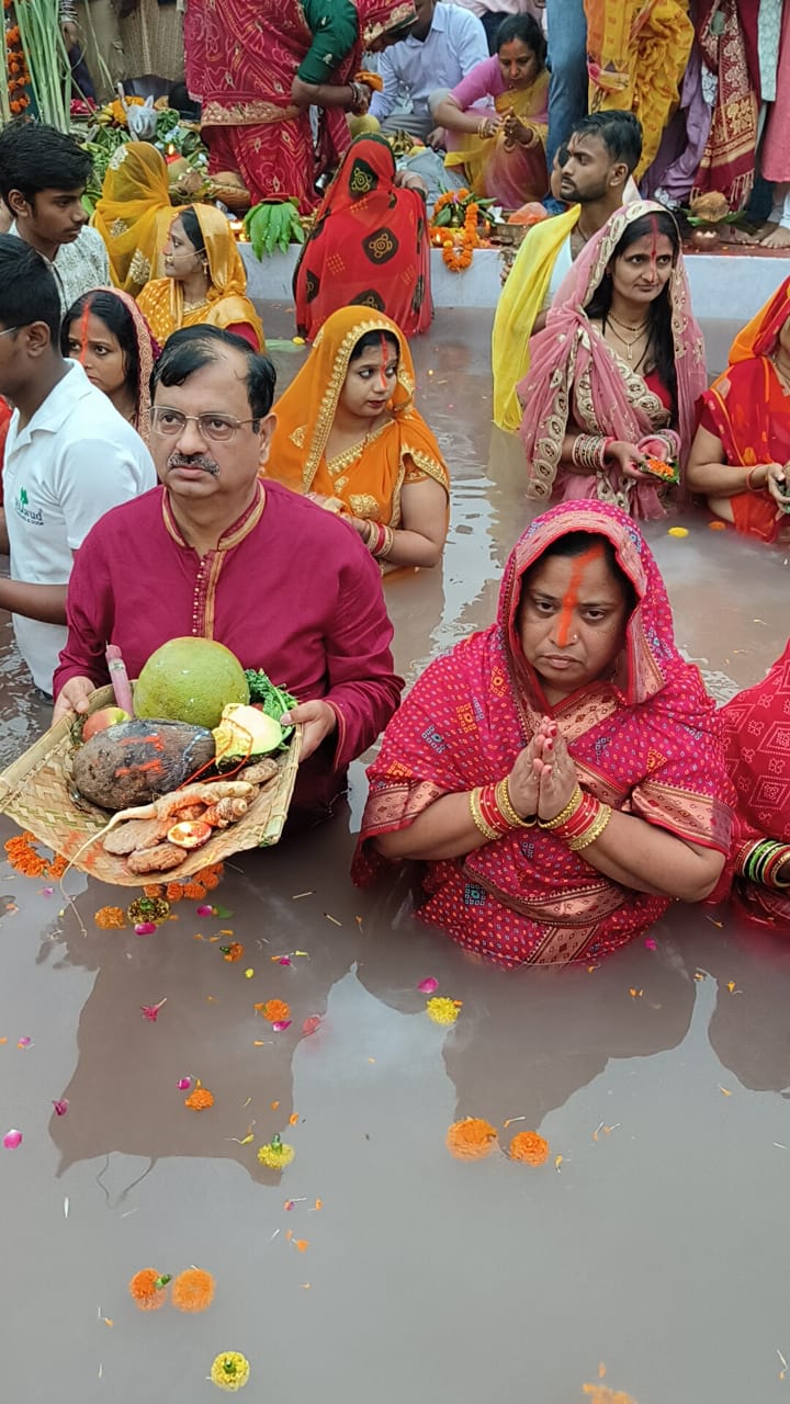 छठ पूजा का पावन अवसर: प्रो. नंद किशोर पाण्डेय ने उगते सूर्य को दिया अर्घ्य