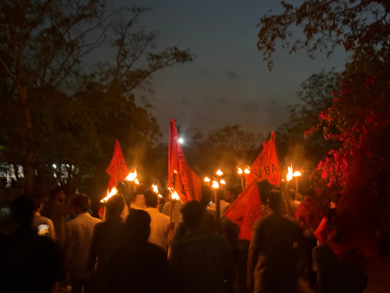 संविधान की गूँज और मशालों की रोशनी से जगमगाया राजस्थान विश्वविद्यालय