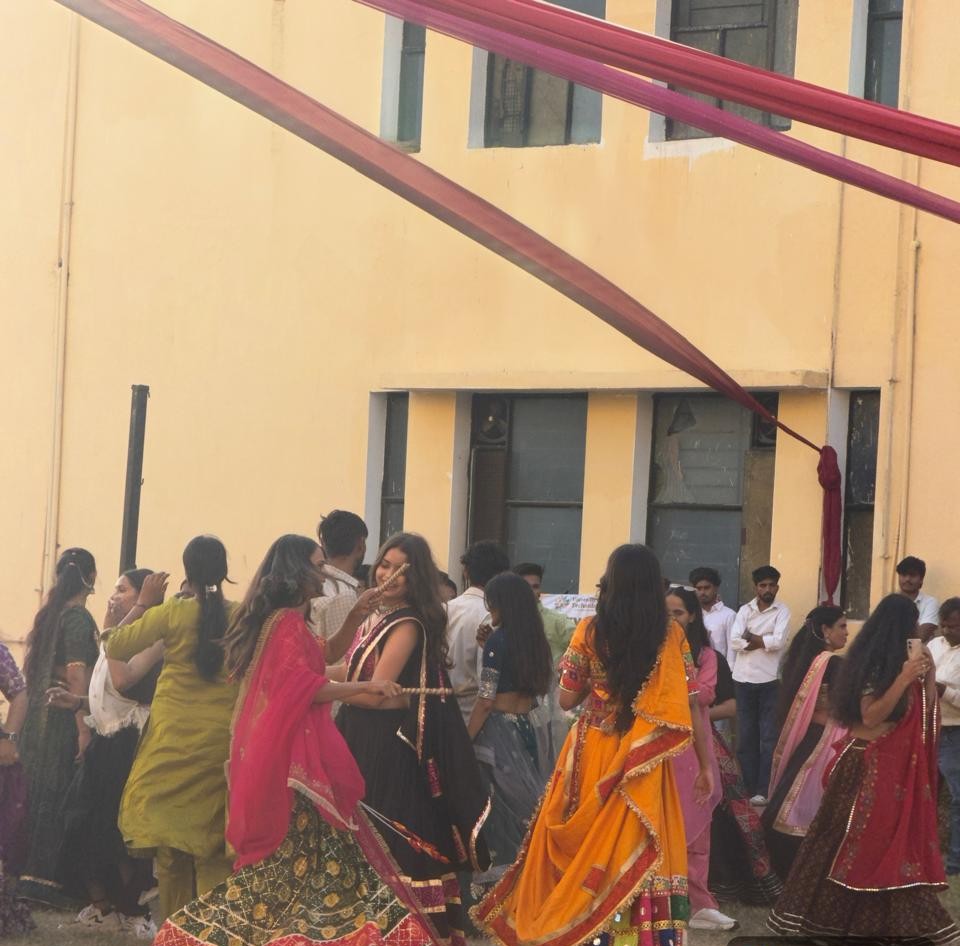 यूनिवर्सिटी ऑफ टेक्नोलॉजी में हर्षोल्लास के साथ मनाया गया डांडिया उत्सव 2026