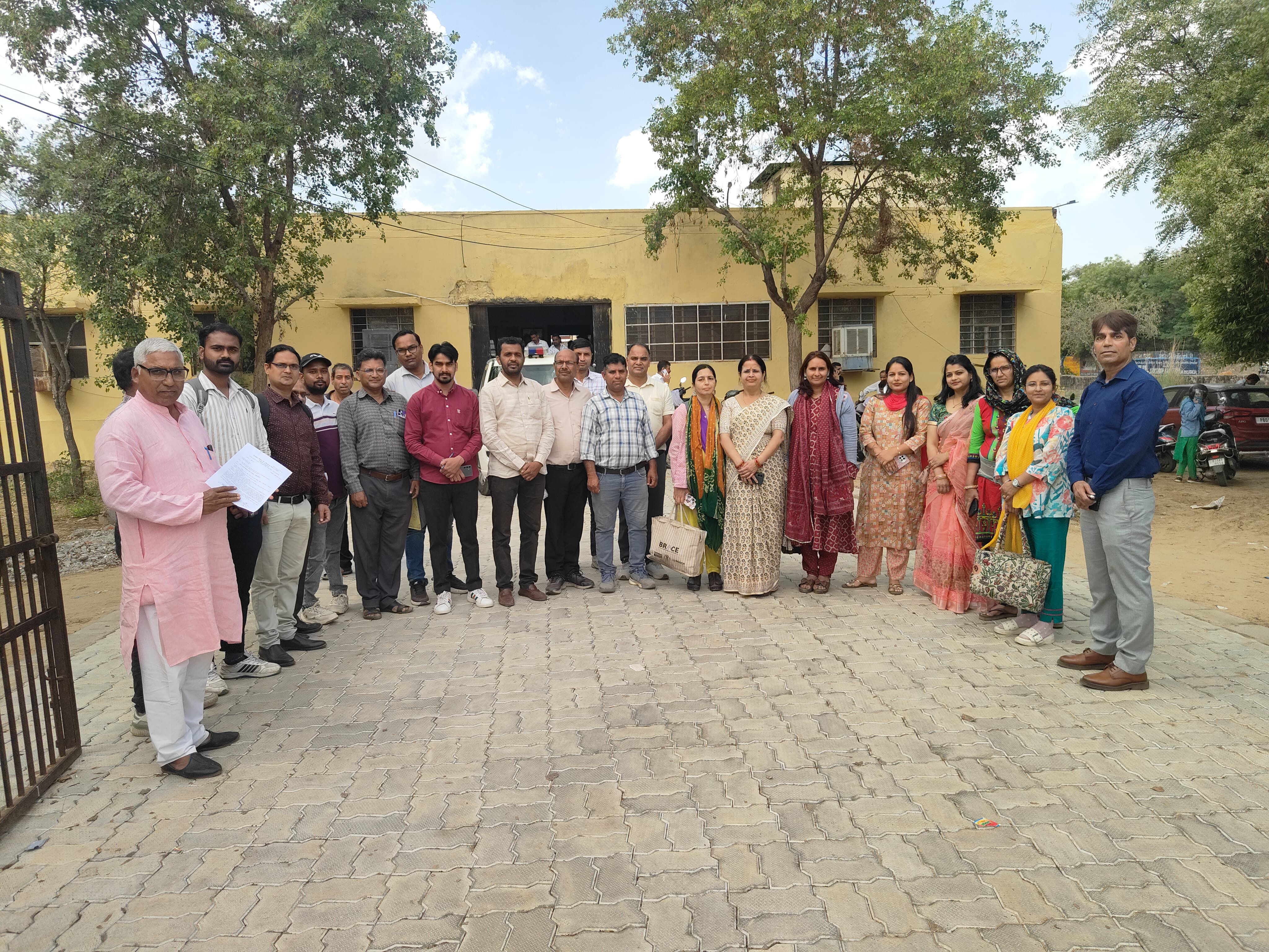 ग्रीष्मावकाश अवकाशों कटौती के विरोध में शिक्षकों ने मुख्यमंत्री के नाम से उपखंड अधिकारियों को ज्ञापन दिया