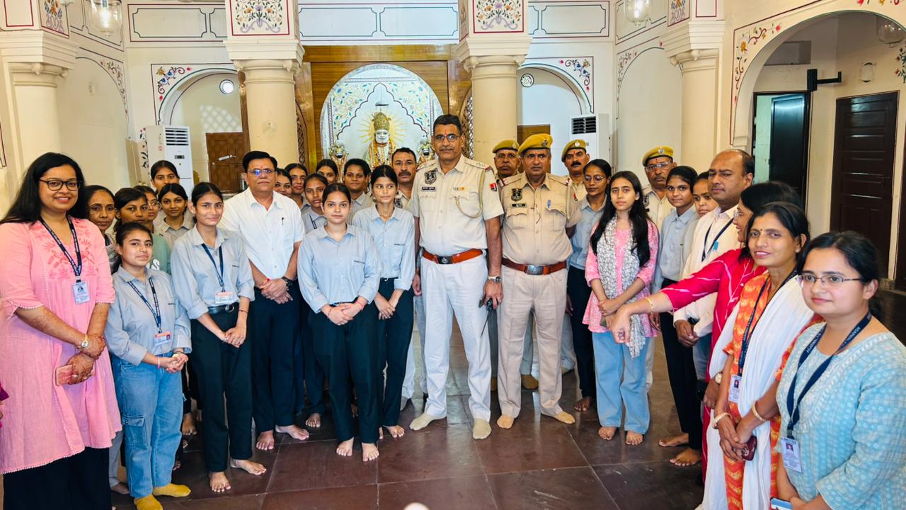 अग्रवाल पीजी कॉलेज की छात्राओं ने रक्षाबंधन के पर्व पर दिया सामाजिक समरसता का संदेश