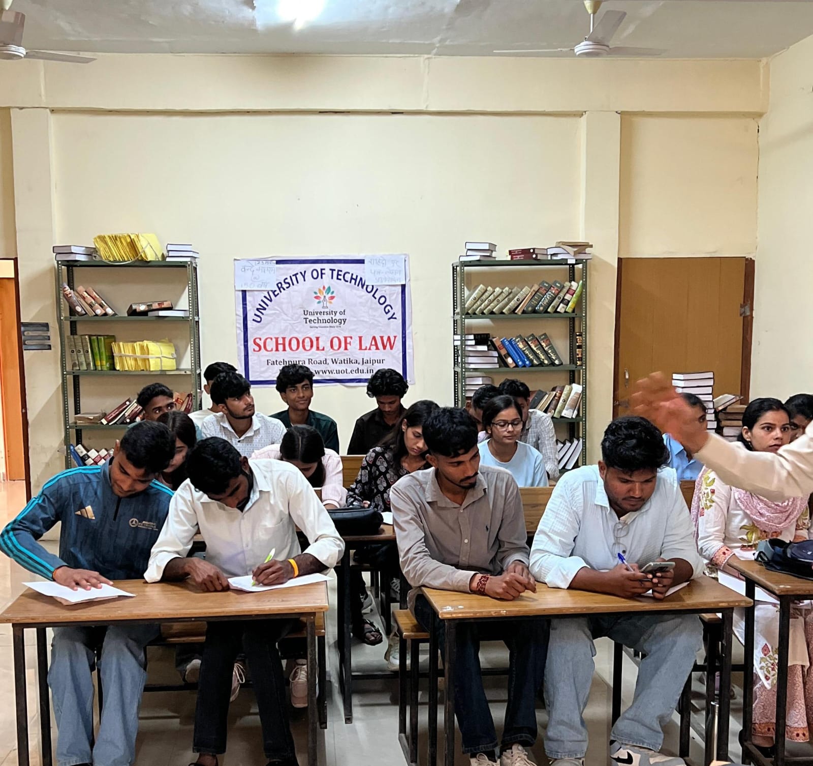 स्कूल ऑफ लॉ, यूनिवर्सिटी ऑफ टेक्नोलॉजी वाटिका जयपुर द्वारा शहीद दिवस पर पत्र लेखन प्रतियोगिता का आयोजन