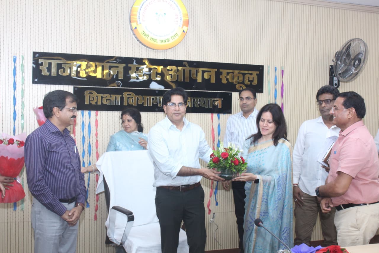 अतिरिक्त मुख्य सचिव शिक्षा विभाग ने ग्रहण किया पदभार, विभागीय गतिविधियों की जानकारी ली