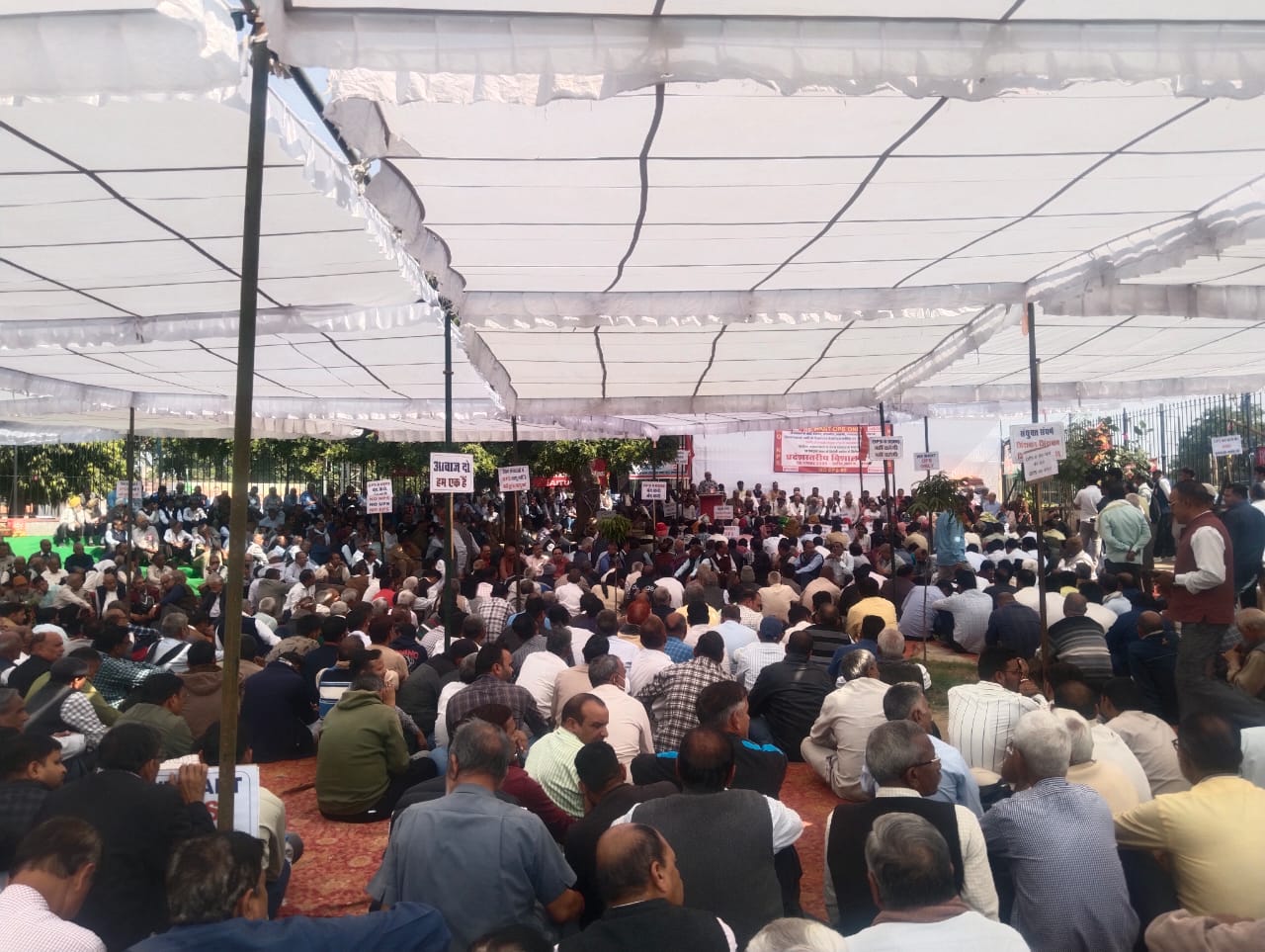 ओ.पी.एस‌.  लागू करने की मांग को लेकर धरना