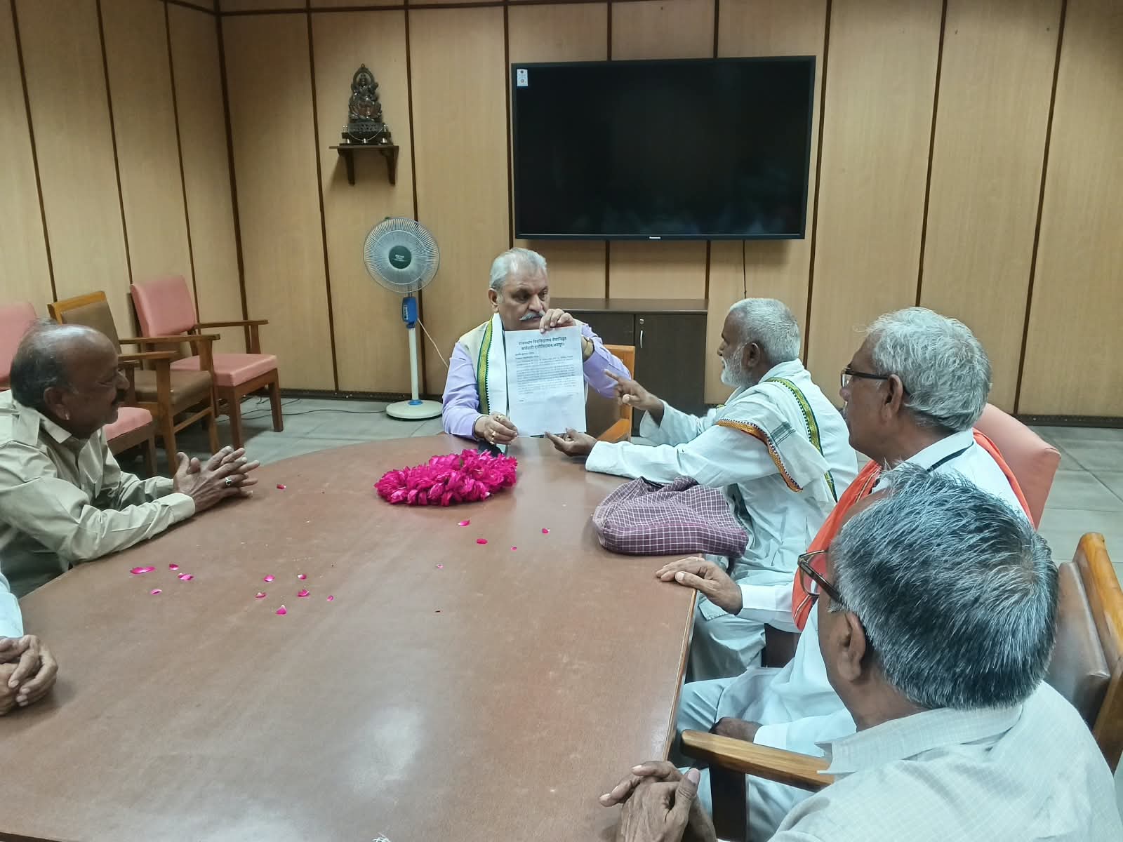 कुलगुरु प्रोफेसर भगवती प्रसाद सारस्वत को राजस्थान विश्वविद्यालय सेवानिवृत कर्मचारी एसोसिएशन द्वारा माला पहनाकर एवं गुलदस्ते देकर स्वागत किया