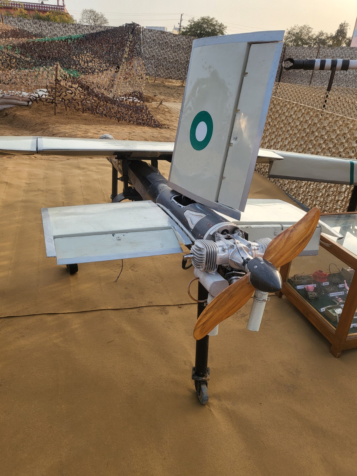 नो योर आर्मी प्रदर्शनी— ऑपरेशन सिंदूर में भारतीय सेना ने मार गिराया था पाकिस्तानी YIHA-III ड्रोन— सेना के आधुनिक उपकरणों और हथियारों को किया गया है प्रदर्शित