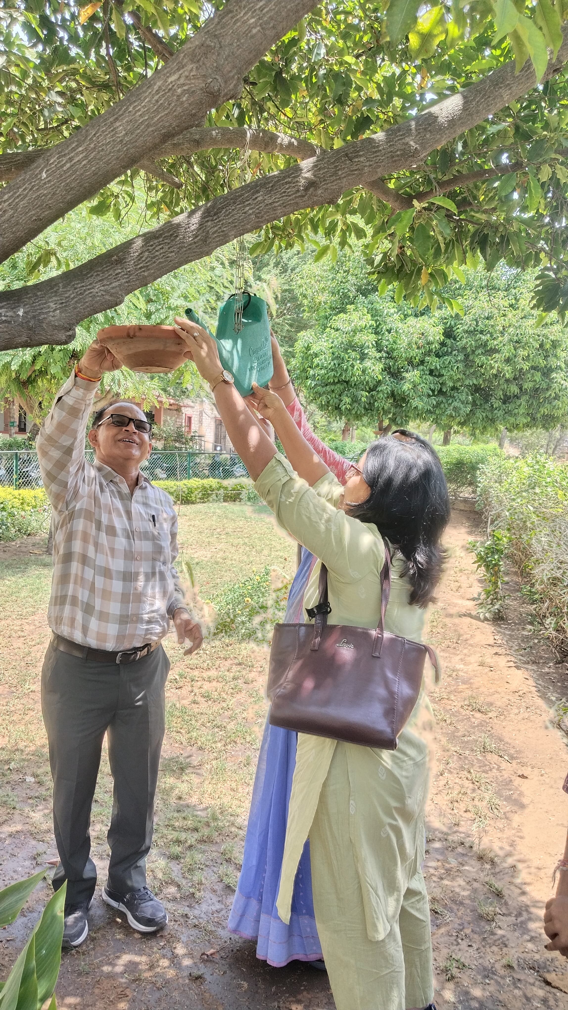 पक्षियों के लिए जल की व्यवस्था करने की सराहनीय पहल की