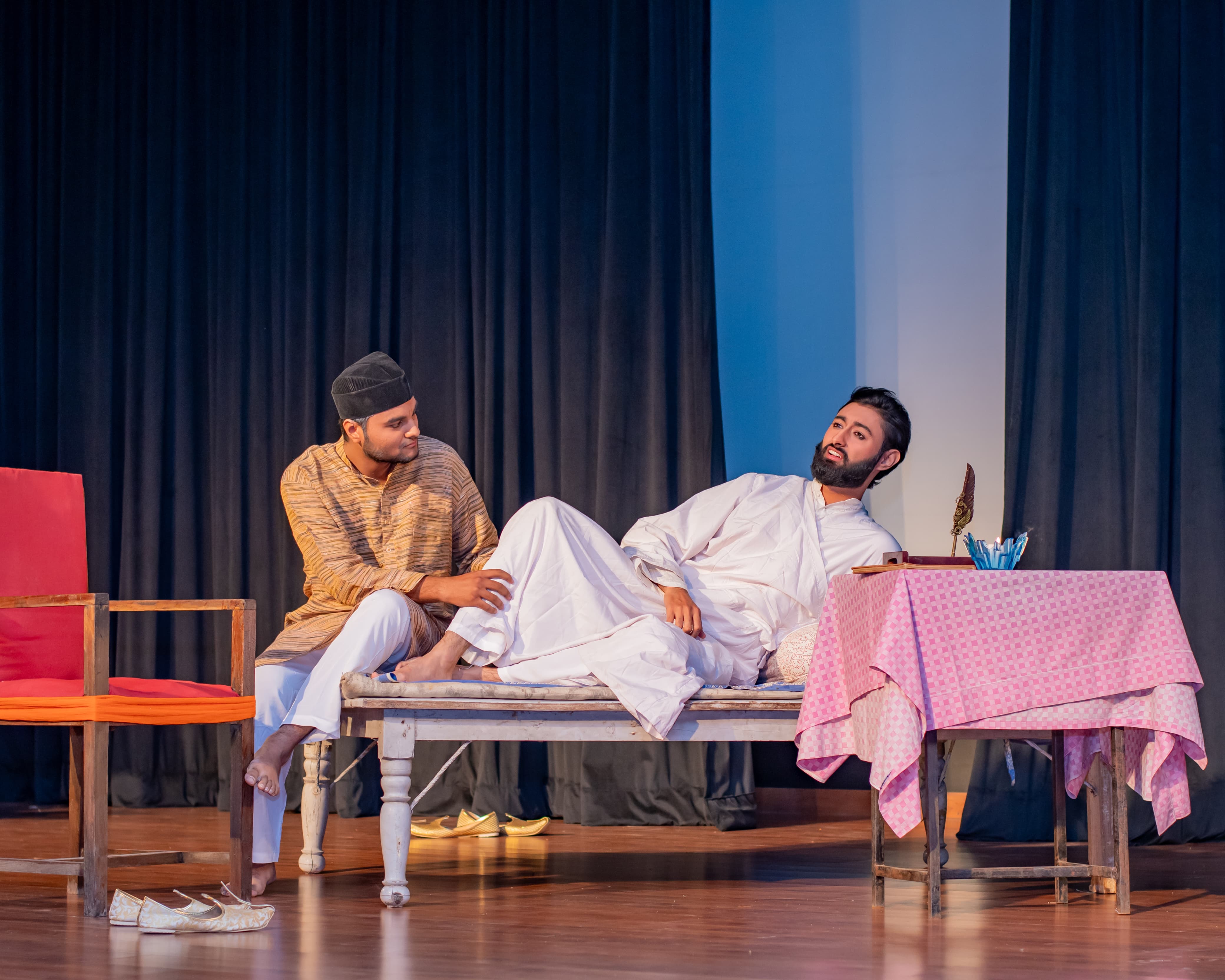 यह मंचन ग़ालिब को सिर्फ़ दिखाता नहीं, बल्कि ग़ालिब की नज़र से उनकी अपनी दास्तान महसूस करवाता है – 1857 ग़ालिब