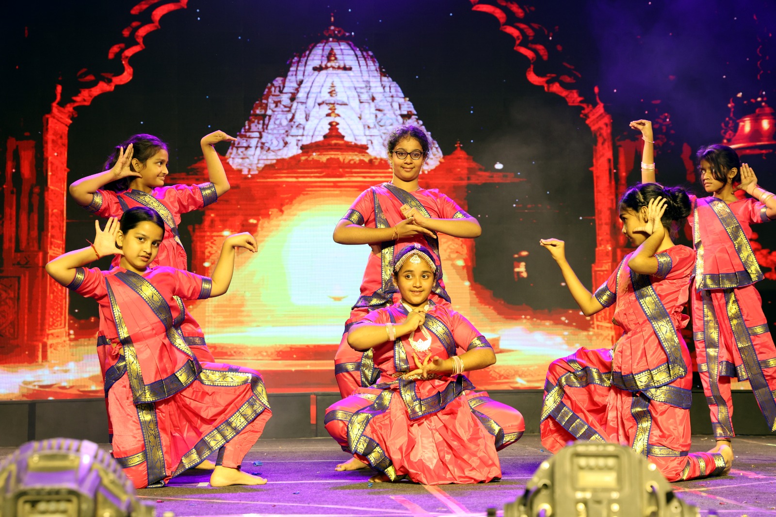 विद्यालय परिसर में माध्यमिक कक्षाओं का वार्षिकोत्सव 'दिव्यता से नियति तक' धूमधाम से संपन्न