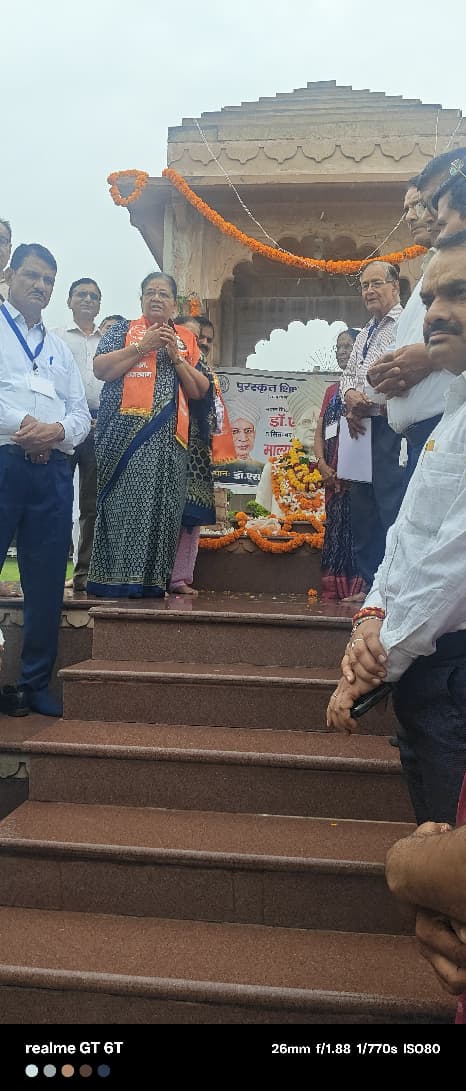 डॉ राधाकृष्णन की मूर्ति को फूल मालाओं से सुसज्जित करके माल्यार्पण करके उन्हें नमन किया