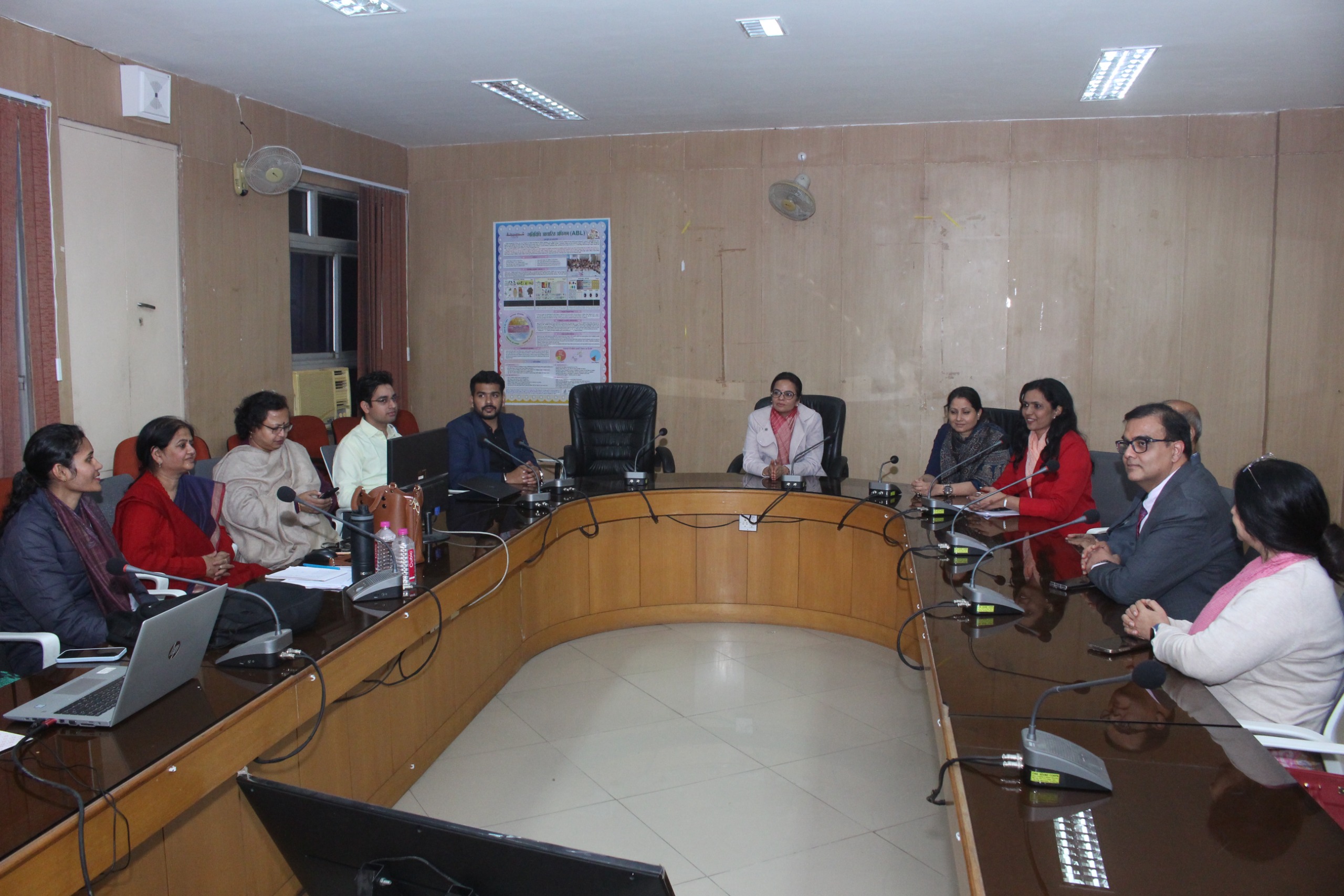 शिक्षा मंत्री मदन दिलावर ने स्वदेशी मेले में खरीदी पत्नी के लिए साड़ी