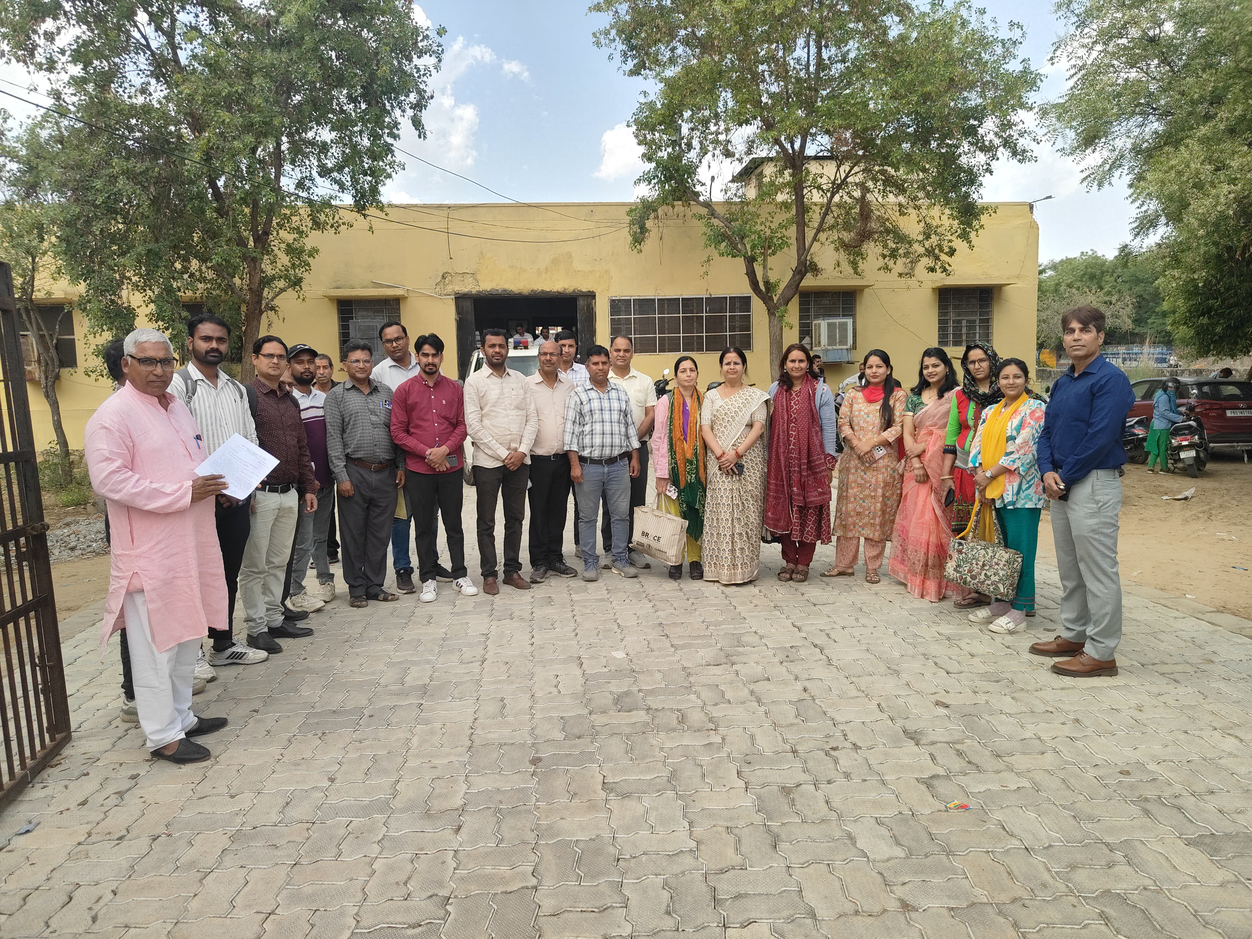 ग्रीष्मावकाश अवकाशों कटौती के विरोध में शिक्षकों ने मुख्यमंत्री के नाम से उपखंड अधिकारियों को ज्ञापन दिया