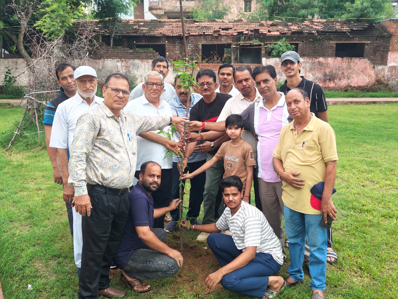वृक्षारोपण कर पर्यावरण संरक्षण का दिया संदेश