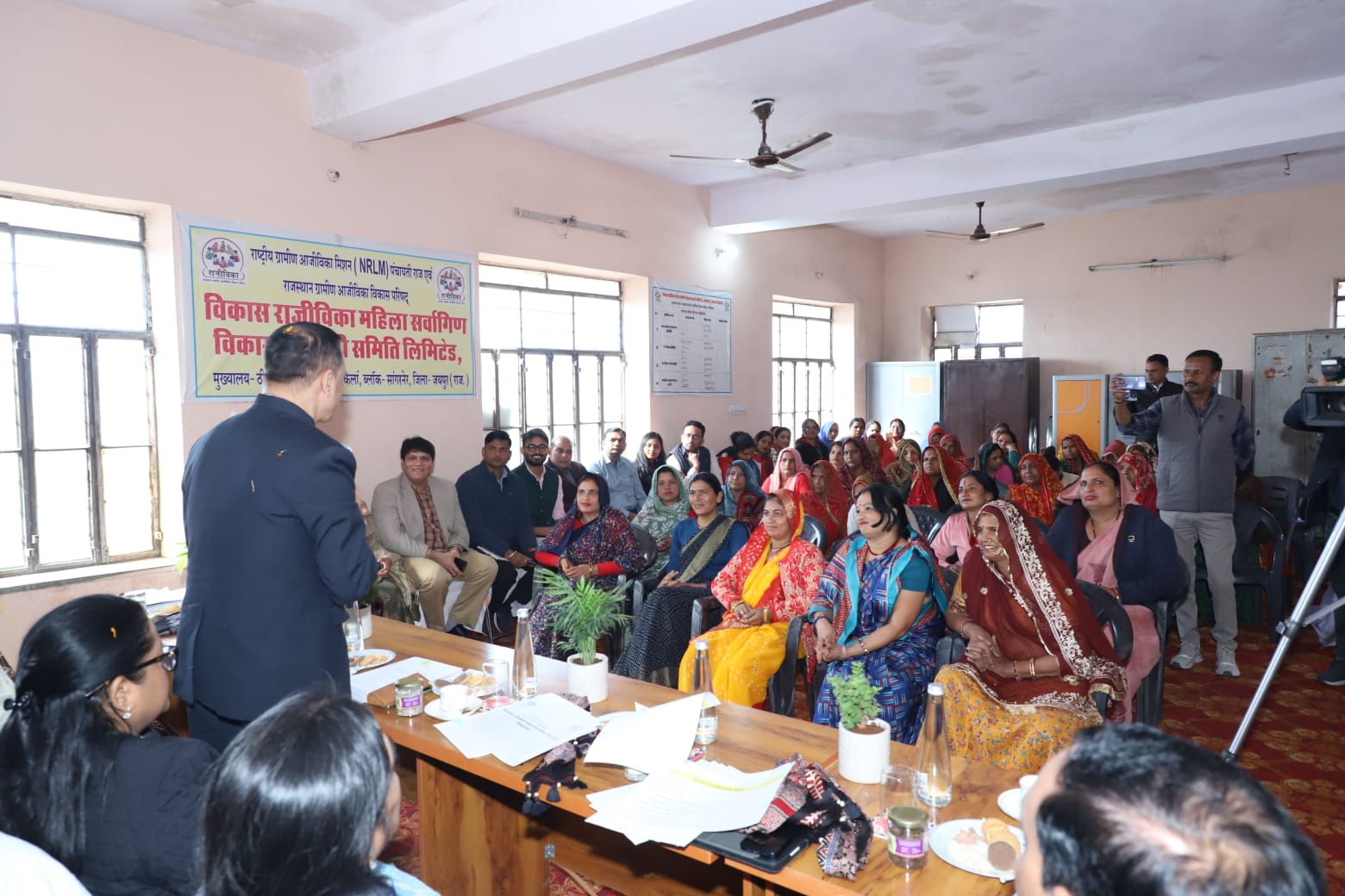 मुख्य सचिव ने किया राजीविका विकास क्लस्टर लेवल फेडरेशन का अवलोकन राजीविका ग्रामीण उद्यमिता का सशक्त मॉडल - वी. श्रीनिवास