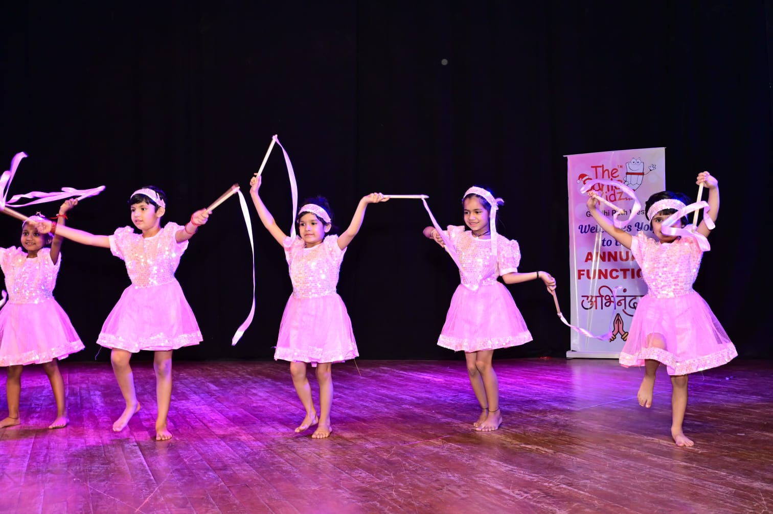 द सांता किड्ज़ के वार्षिक उत्सव में जेठालाल और बापूजी का मस्तीभरा अंदाज़