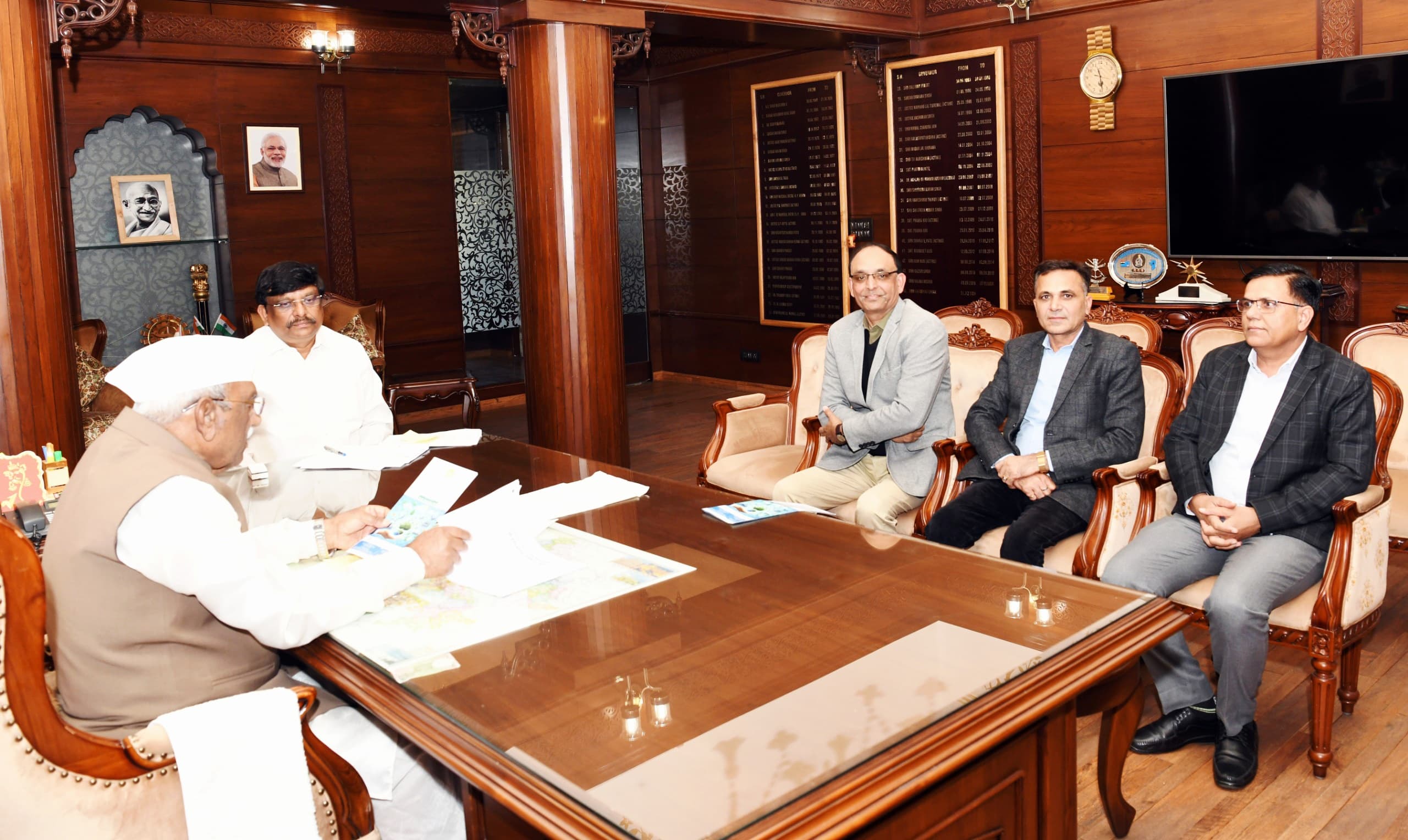 डॉ. देवन्दा की हुई राज्यपाल से शिष्टाचार भेंट