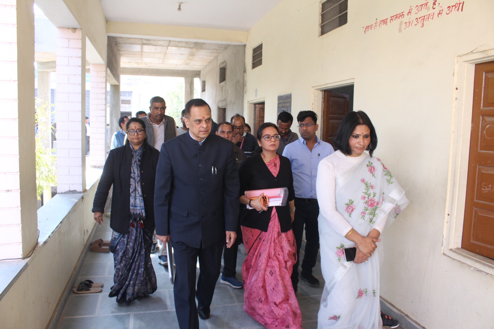 मुख्य सचिव श्री वी. श्रीनिवास पहुंचे छात्राओं के बीच, विभाग के प्रयासों की सराहना की