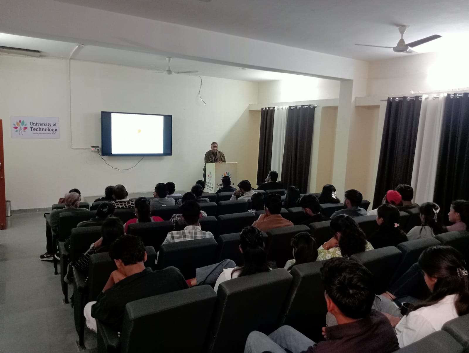 यूनिवर्सिटी ऑफ टेक्नोलॉजी, जयपुर में अंतरराष्ट्रीय मातृभाषा दिवस का आयोजन