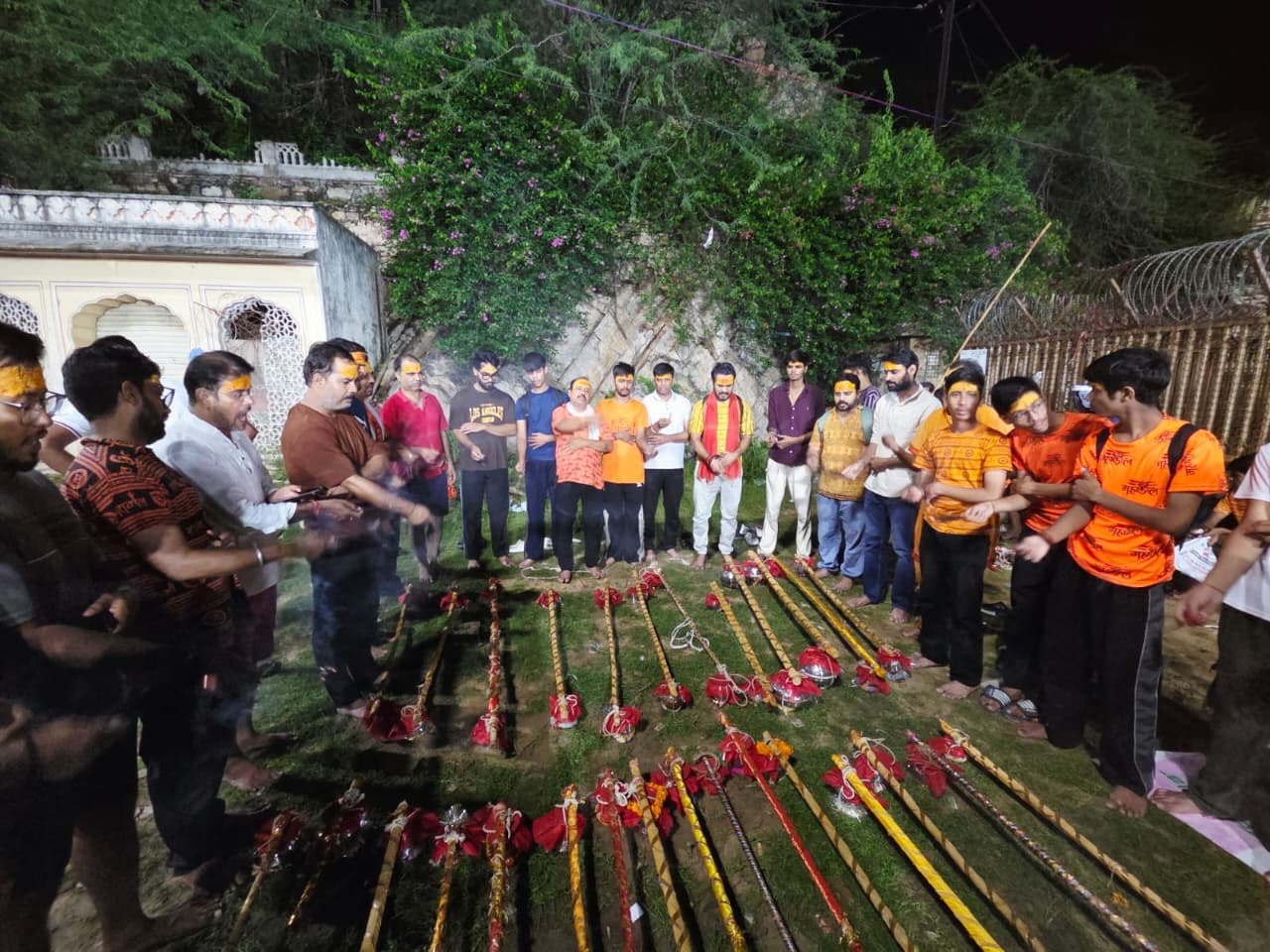 मुरलीपुरा के शिव हनुमान मंदिर में गलता तीर्थ से कांवड़ लाकर किया जलाभिषेक