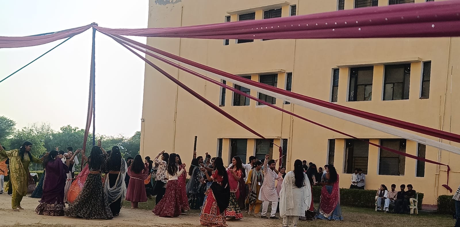 यूनिवर्सिटी ऑफ टेक्नोलॉजी में हर्षोल्लास के साथ मनाया गया डांडिया उत्सव 2026