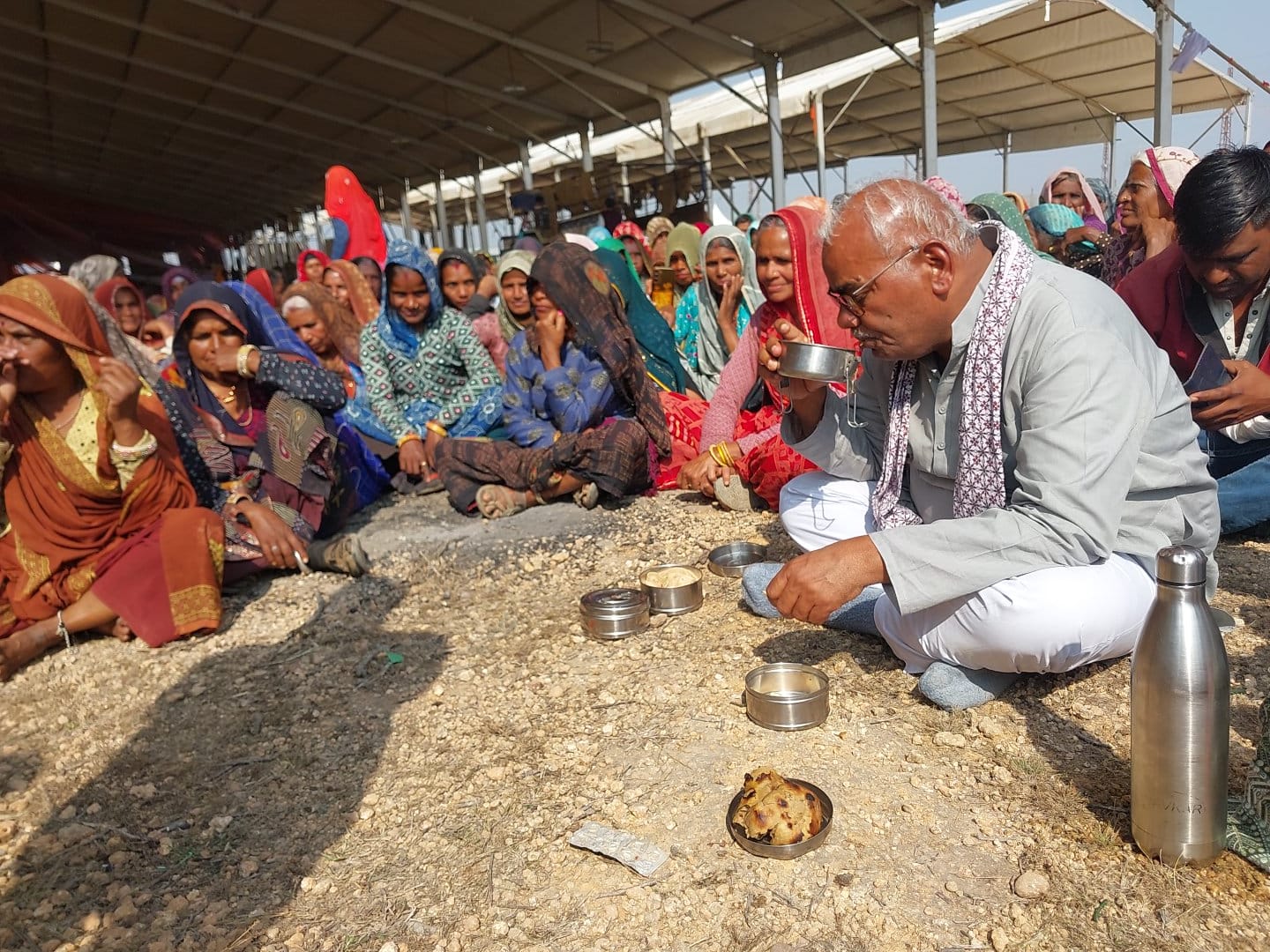 शिक्षा एवं पंचायती राज मंत्री मदन दिलावर ने कथा पंडाल स्थल पर काम कर रही महिला मजदूरों से की वार्ता!