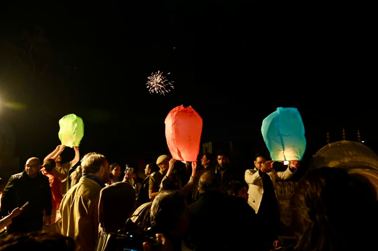 उपमुख्यमंत्री दिया कुमारी की उपस्थिति में पतंग उत्सव के दूसरे चरण में हुई भव्य आतिशबाजी और आसमान में जगमगाई उड़ती हुई लालटेन