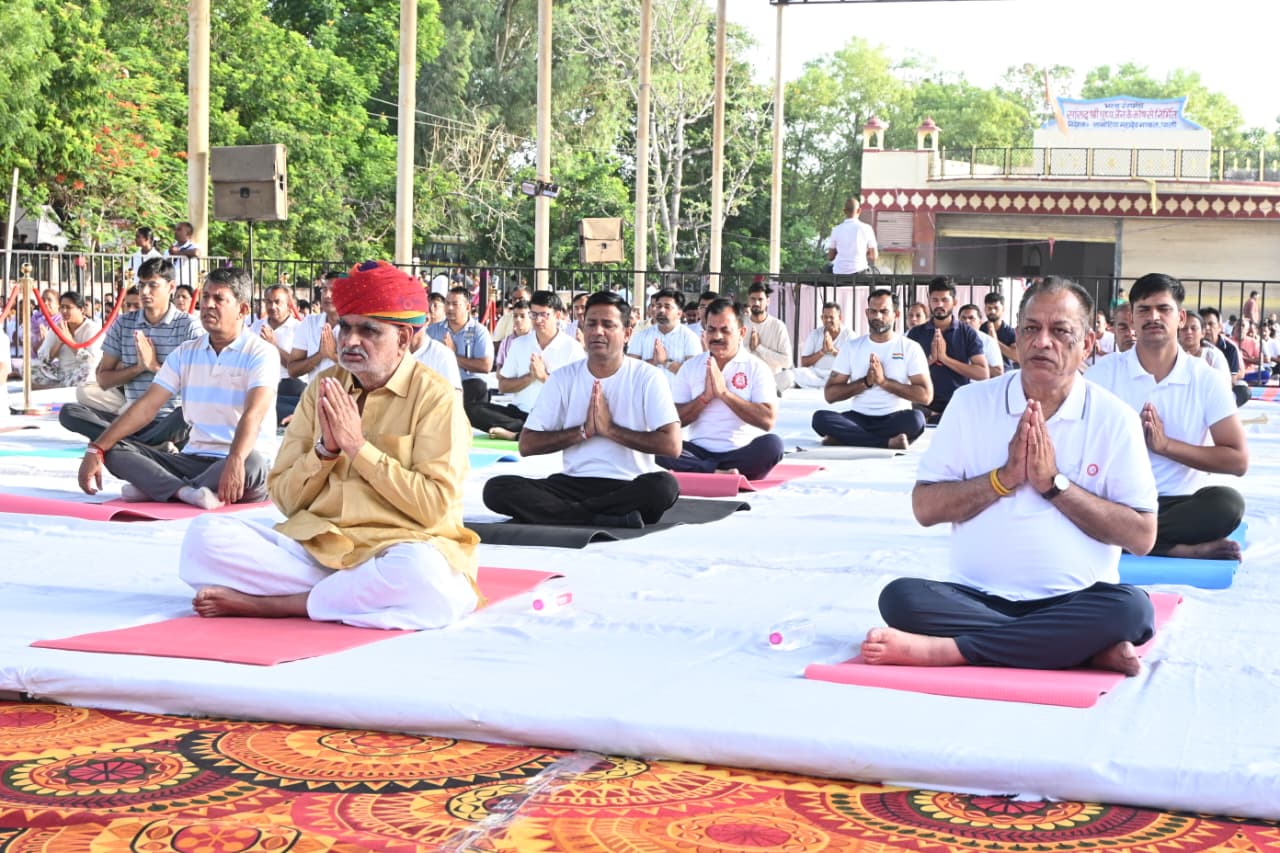 पाली में योगमय हुई सुबह : कैबिनेट मंत्री जोराराम कुमावत ने किया योगाभ्यास