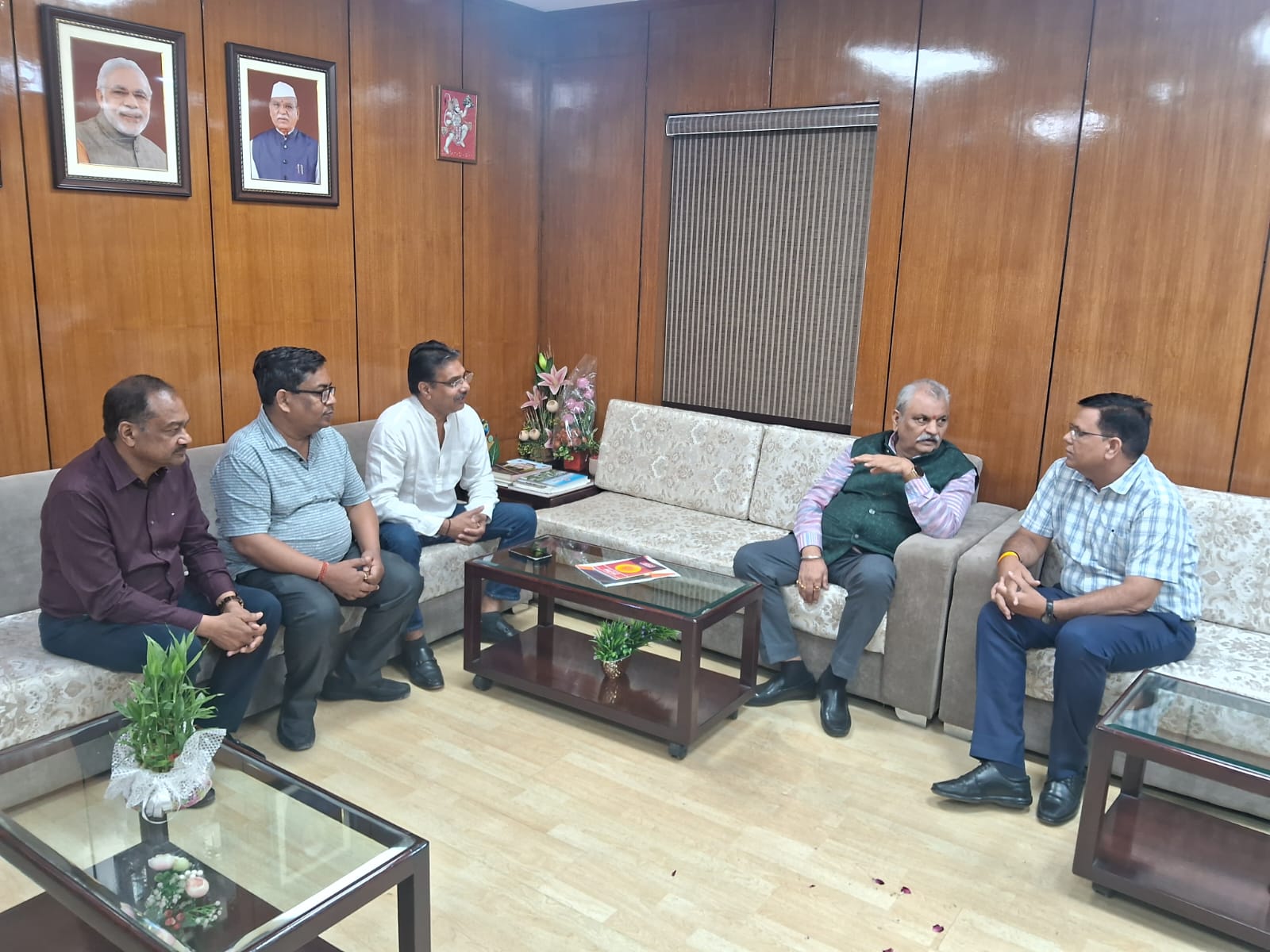 श्री अग्रवाल शिक्षा समिति के पदाधिकारियों के साथ राजस्थान विश्वविद्यालय के नवनियुक्त कुलगुरु से मुलाकात कर बधाई प्रेषित की