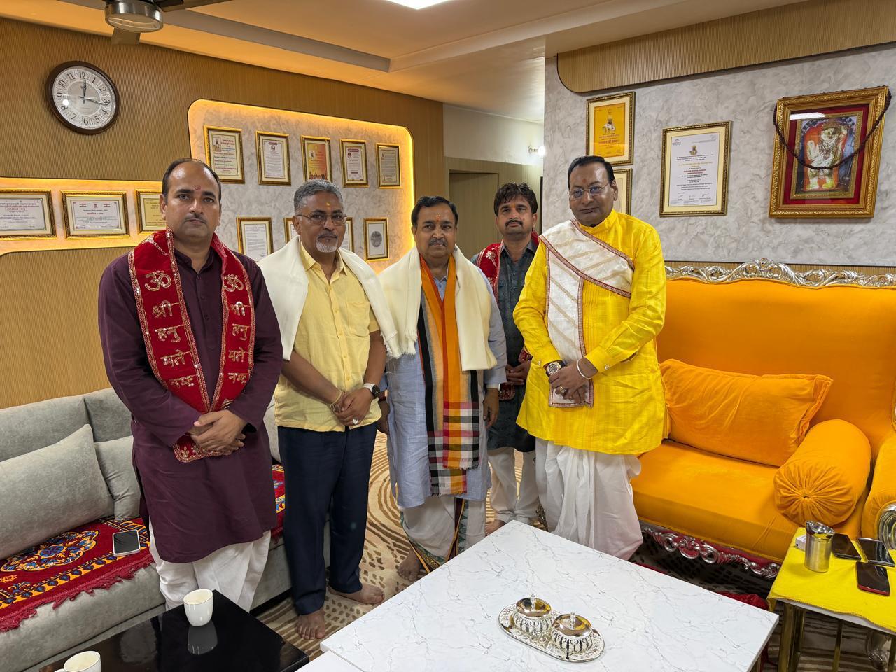 महंत श्री नरेश पुरी जी महाराज ने संस्कृत विश्वविद्यालय को दी ₹21 लाख की सहायता एवं राशन सामग्री कुलगुरु एवं कुलसचिव के प्रयासों से छात्रावास के विद्यार्थियों के भोजन की सुचारू व्यवस्था सुनिश्चित श्री मेहंदीपुर बालाजी धाम की ओर से विद्यार्थियों के हित में 