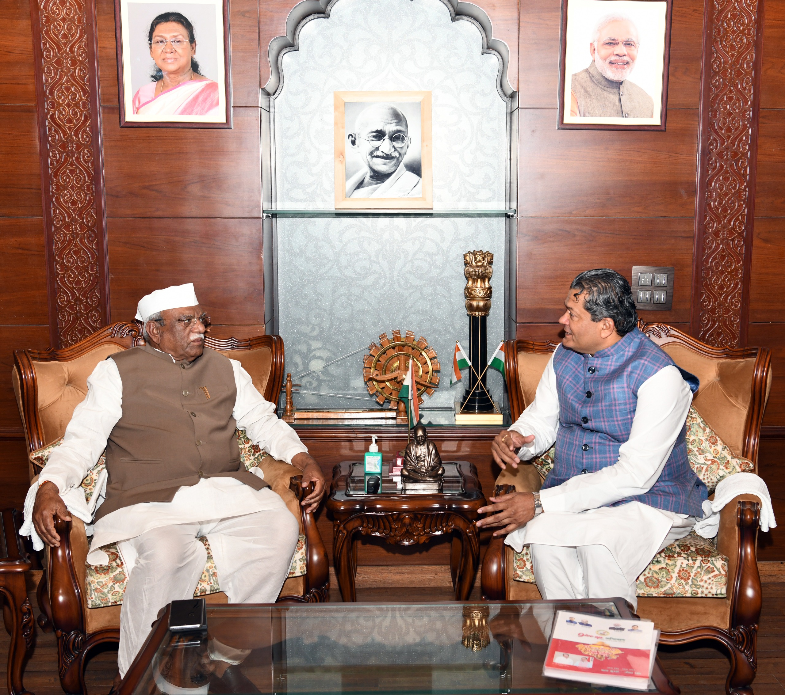 राज्यपाल से खाद्य एवं नागरिक आपूर्ति मंत्री सुमित गोदारा ने मुलाकात की