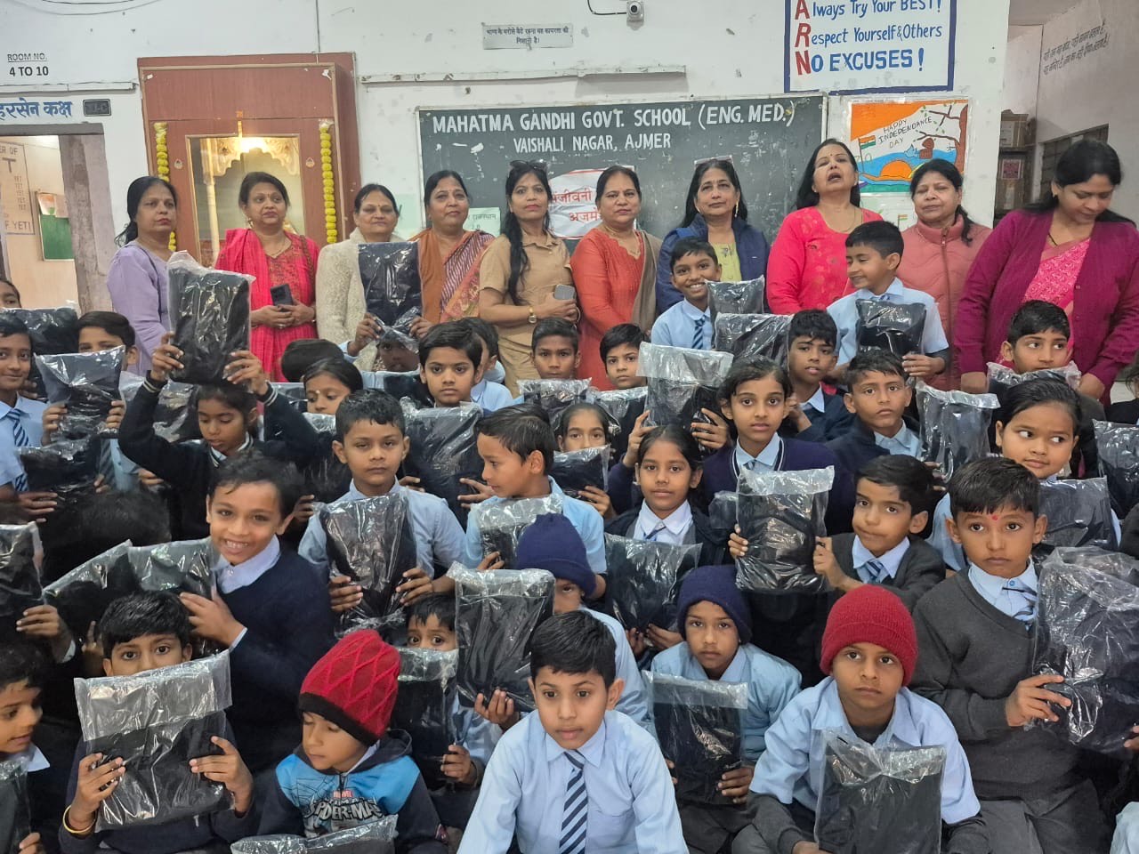 छात्रों को स्वेटर वितरित किए