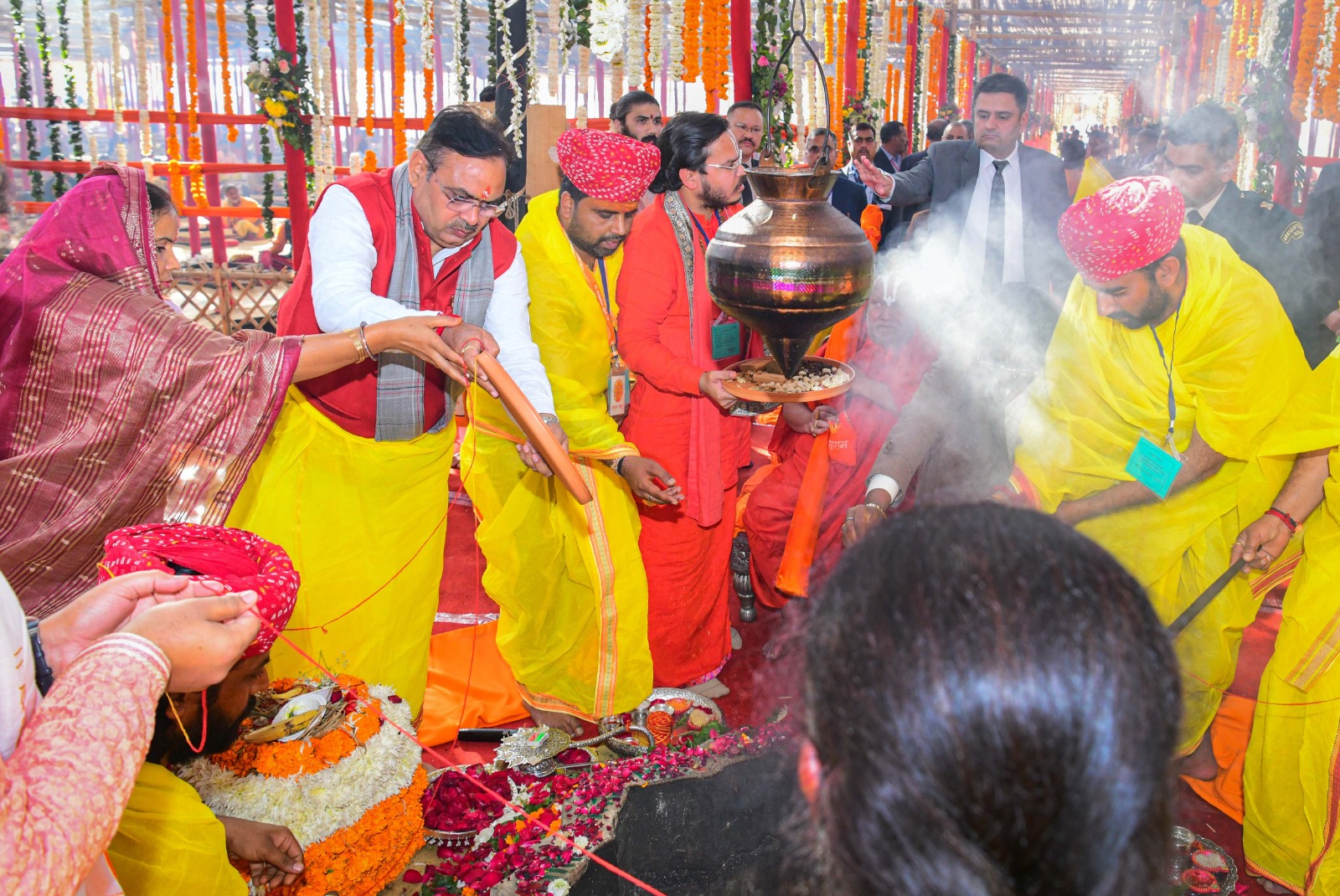 राष्ट्रपति श्रीमती द्रौपदी मुर्मु 1008 कुण्डीय हनुमान महायज्ञ में हुई शामिल