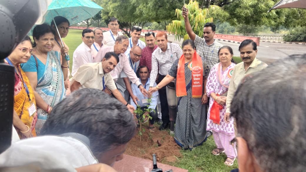 डॉ राधाकृष्णन की मूर्ति को फूल मालाओं से सुसज्जित करके माल्यार्पण करके उन्हें नमन किया